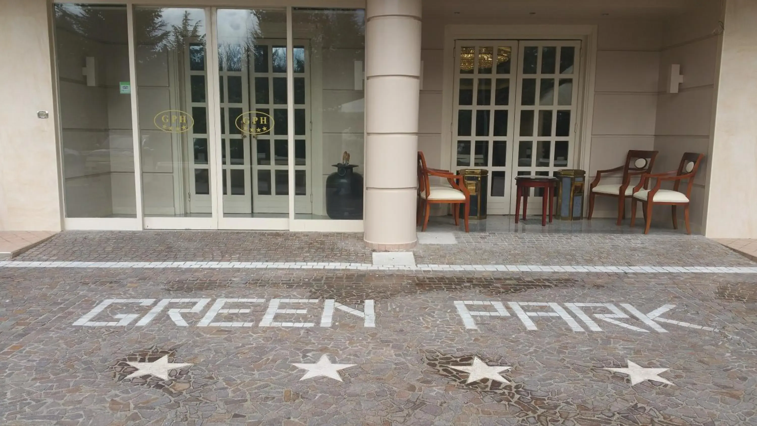 Facade/entrance in Green Park Hotel