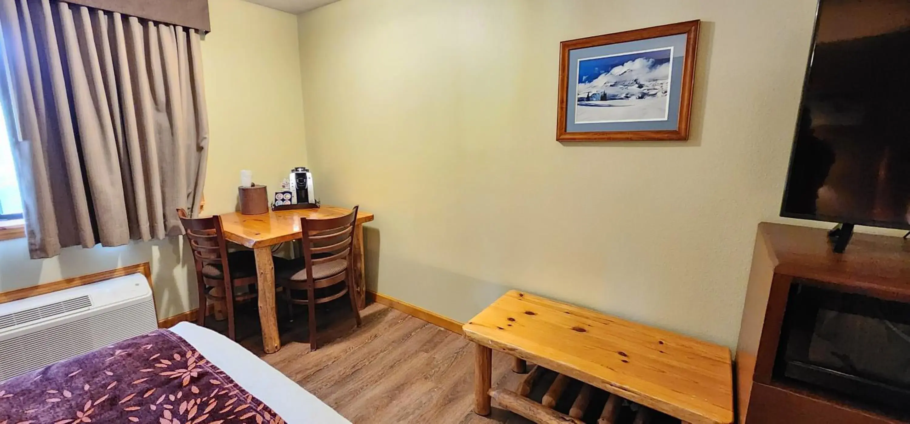 Dining area, TV/Entertainment Center in Nisqually Lodge