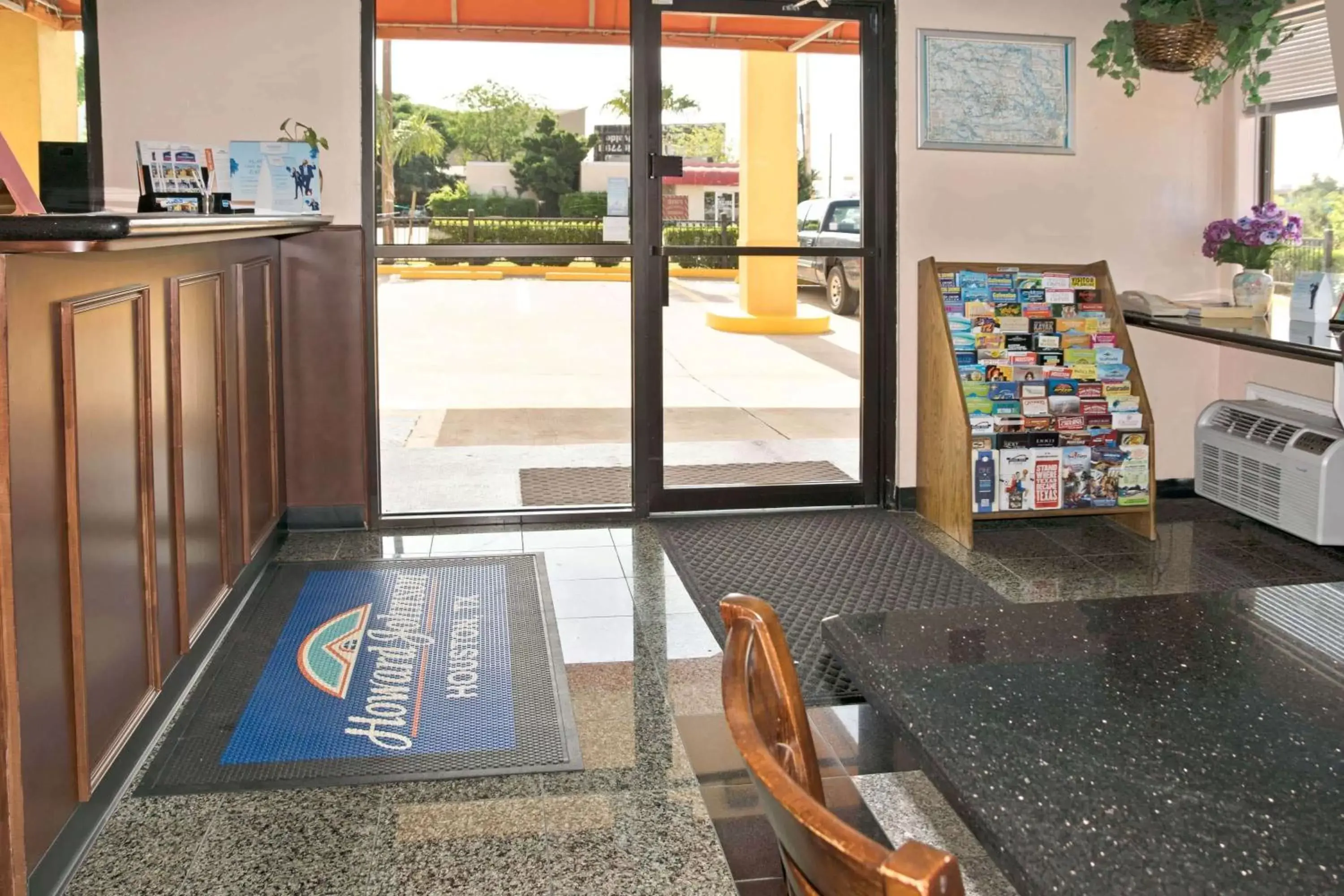 Lobby or reception in Howard Johnson Houston Heights - Downtown