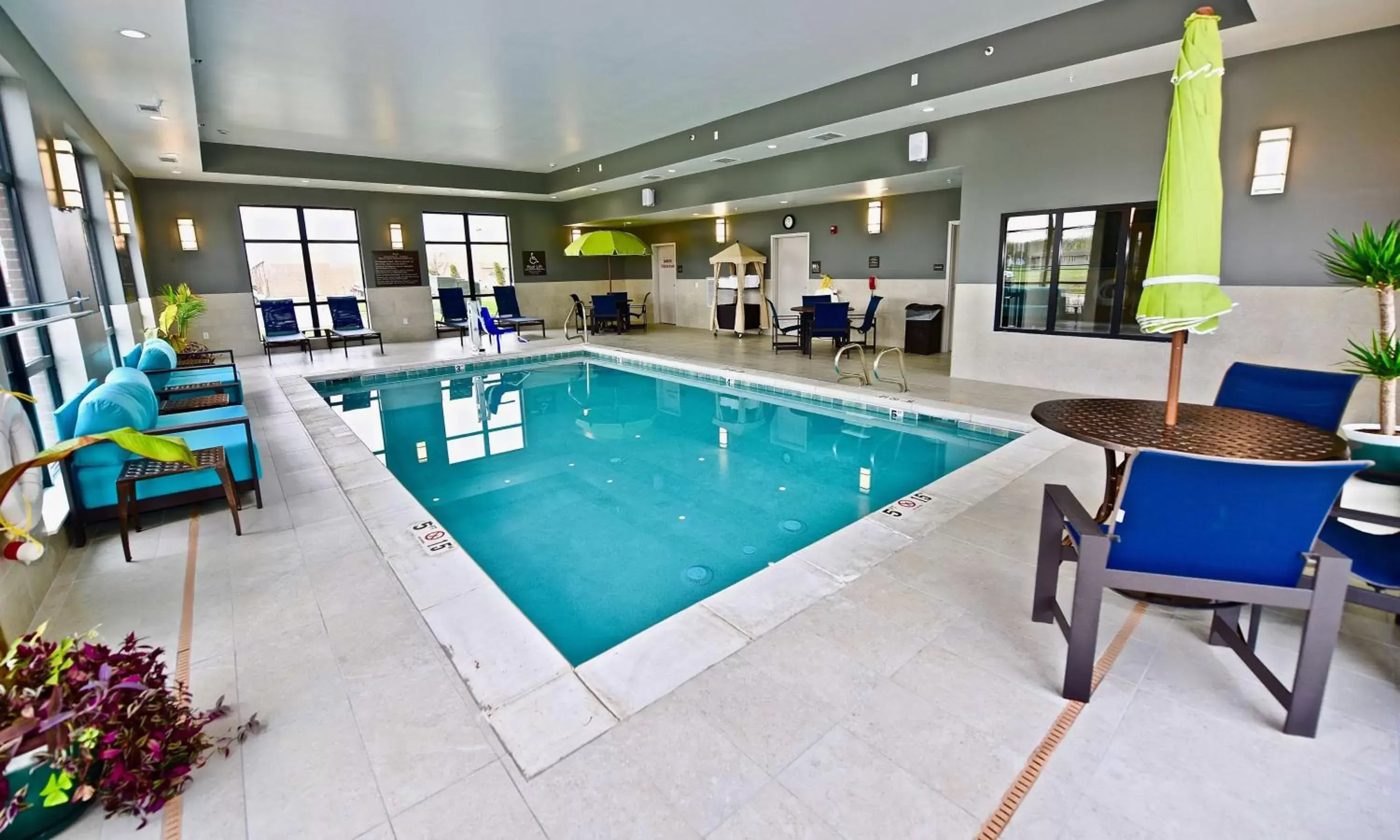 Business facilities, Swimming Pool in Hampton Inn By Hilton Kirksville MO