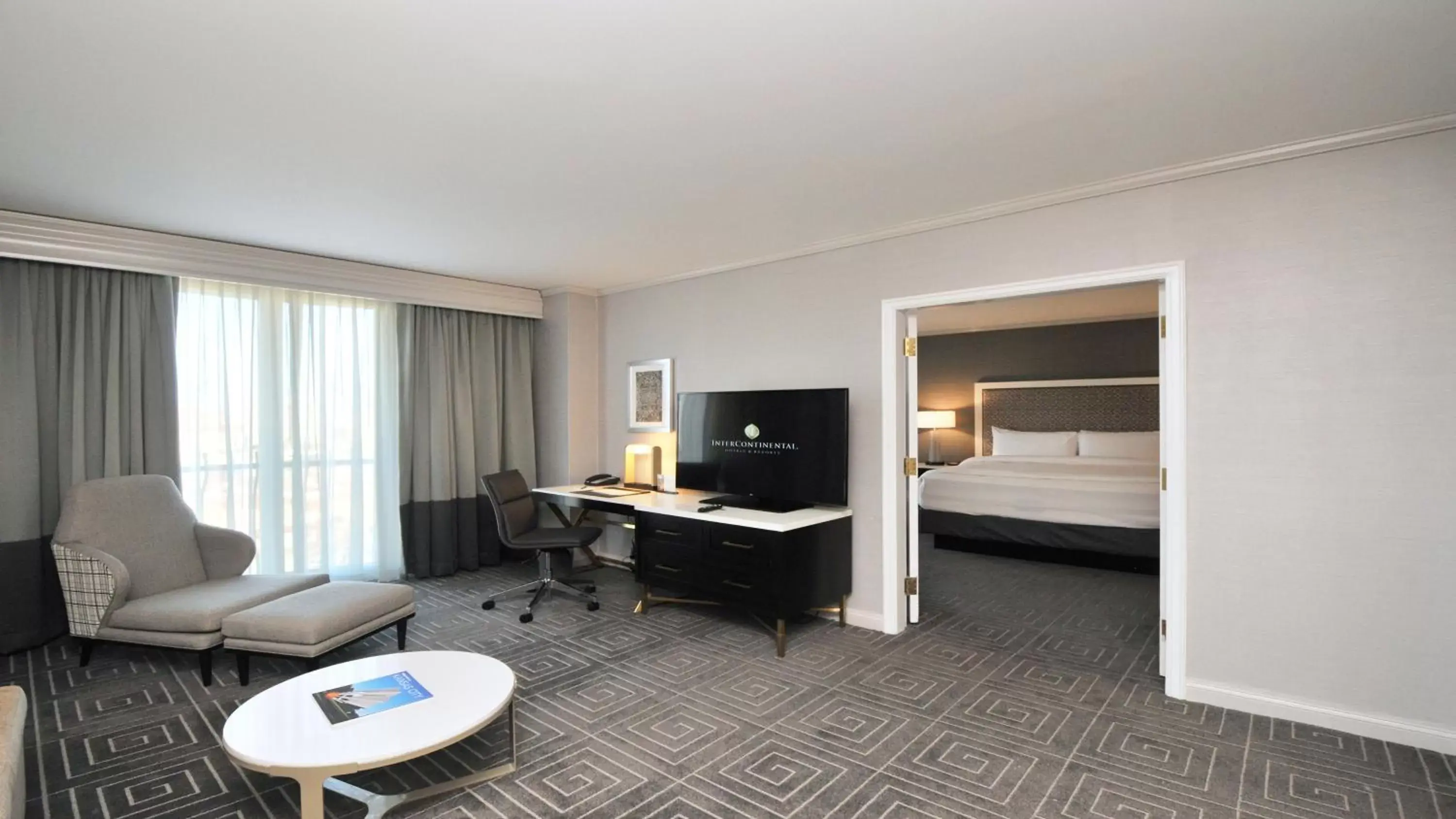 Bedroom, Seating Area in InterContinental Kansas City at the Plaza, an IHG Hotel