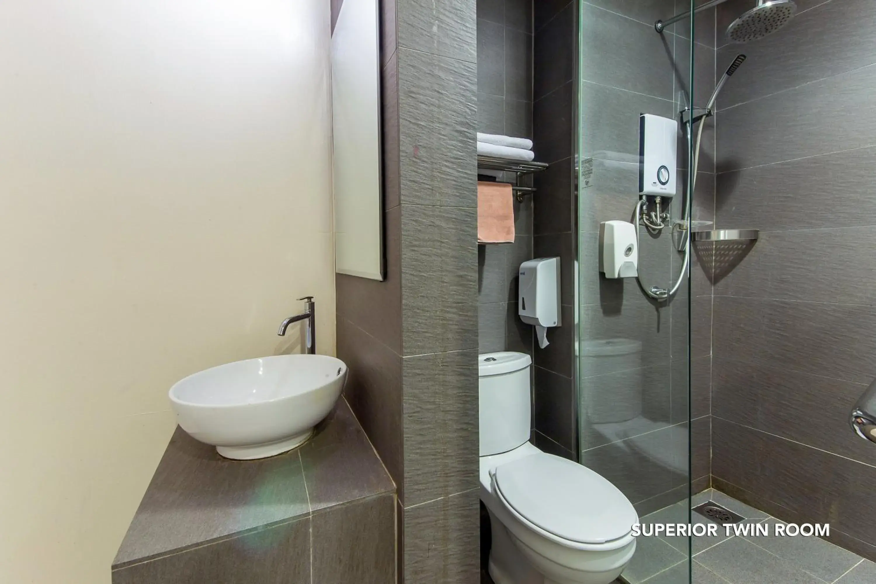 Shower, Bathroom in Ceria Hotel