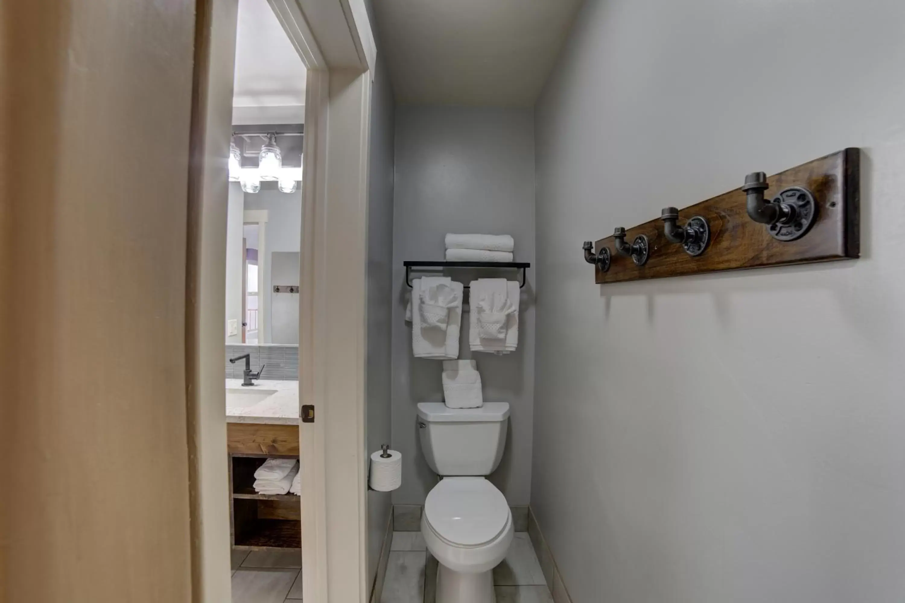 Toilet, Bathroom in The Gonzo Inn