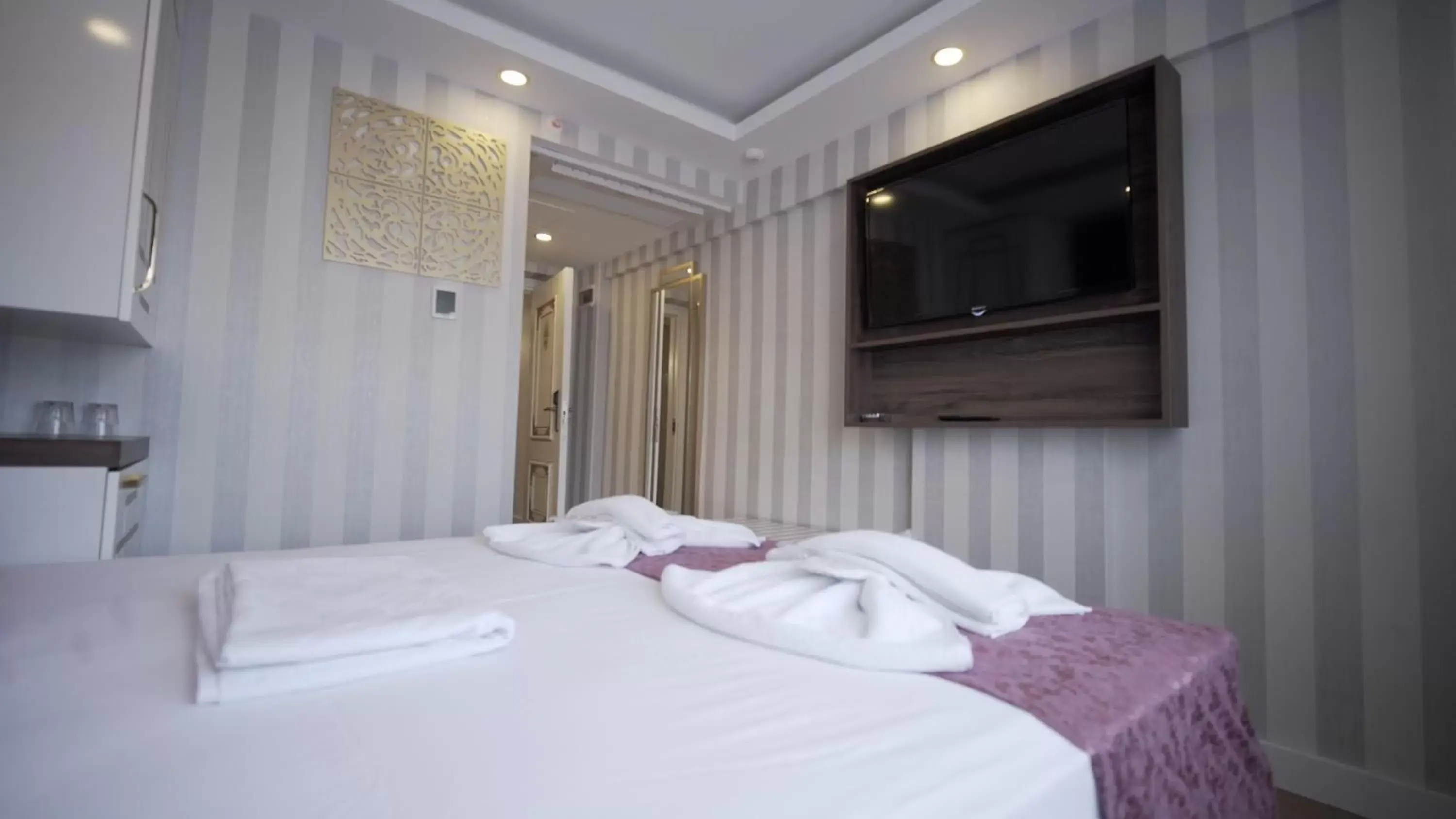 Communal lounge/ TV room, Bed in Burj Al Istanbul