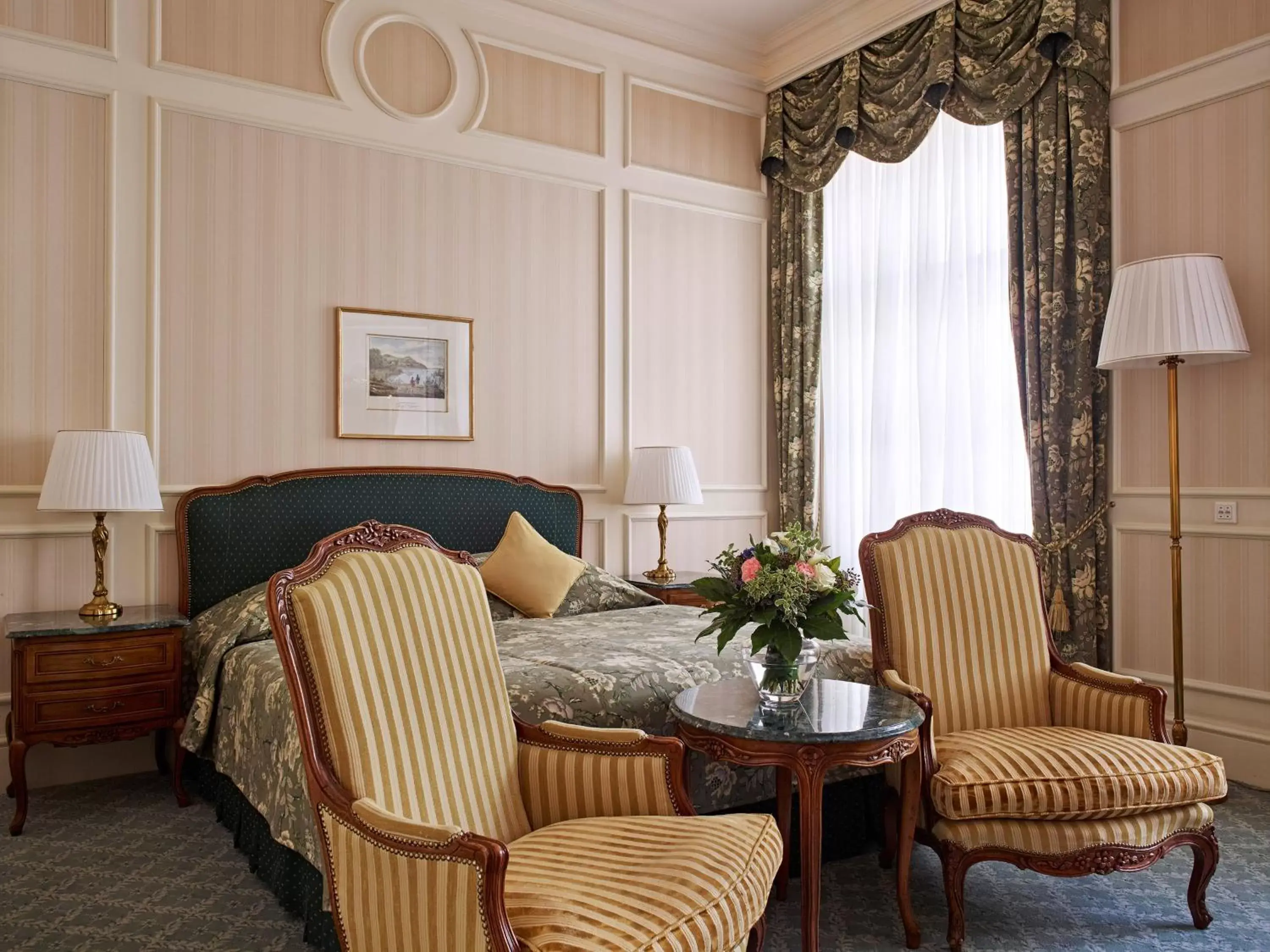 Photo of the whole room, Seating Area in Grand Hotel Wien