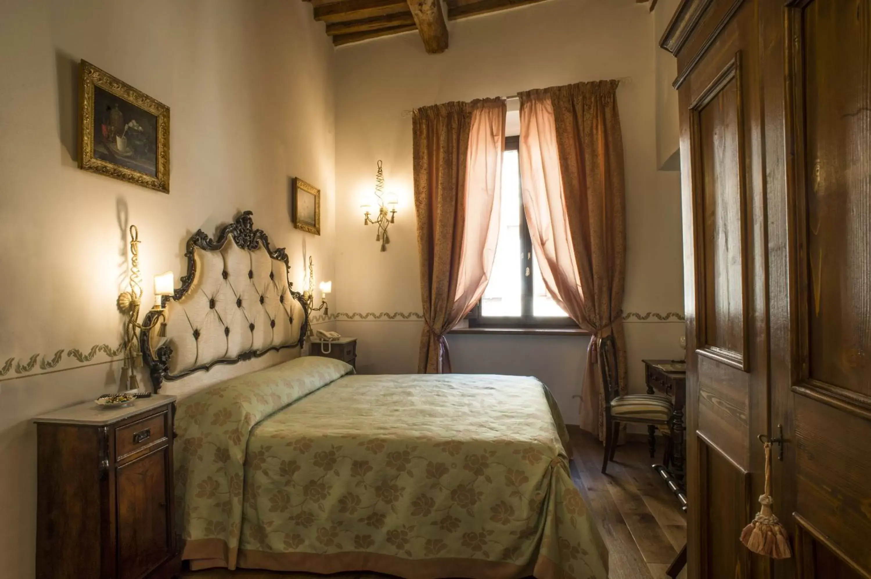 Photo of the whole room, Bed in Palazzo Pacini