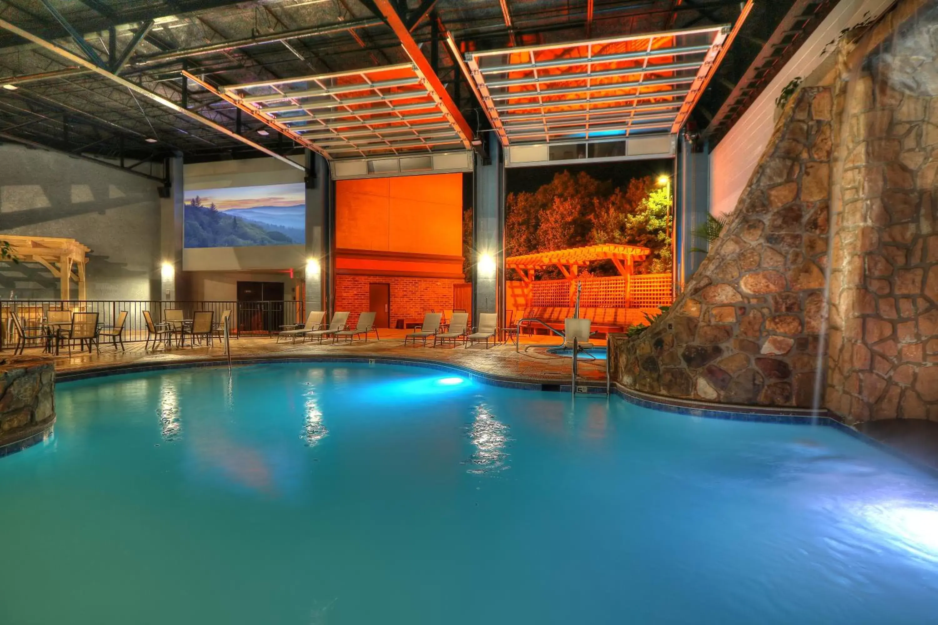 Hot Tub, Swimming Pool in The Ramsey Hotel and Convention Center