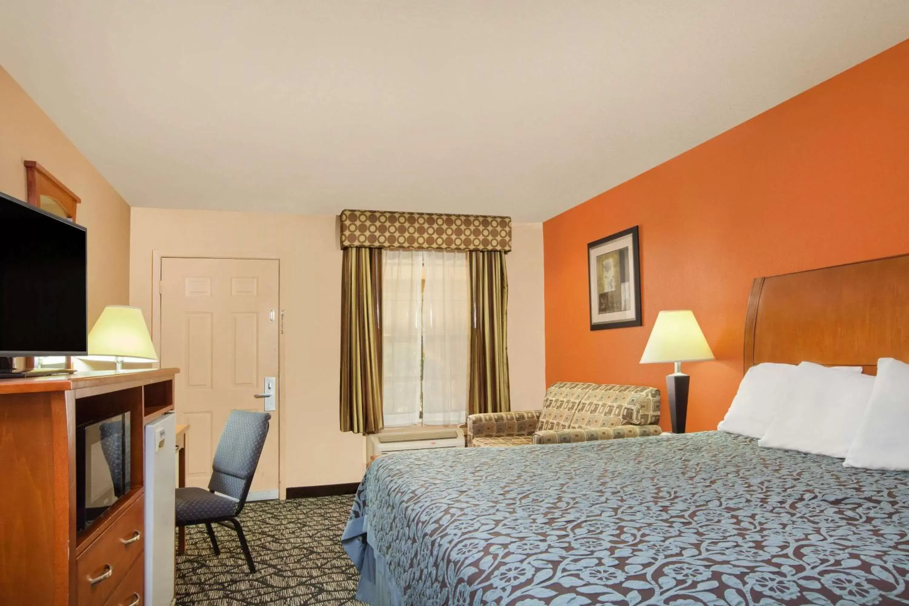 Photo of the whole room, Bed in Days Inn by Wyndham Centerville