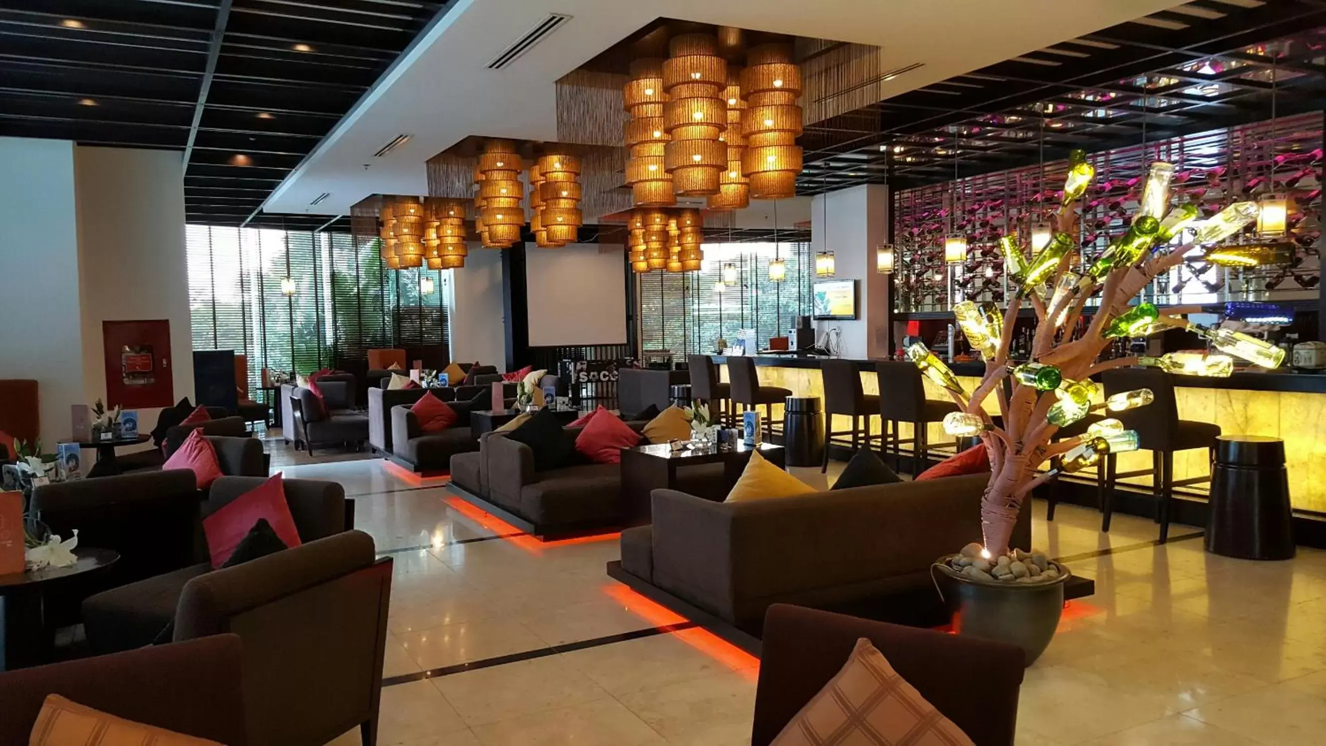 Lounge or bar, Restaurant/Places to Eat in Novotel Ha Long Bay Hotel