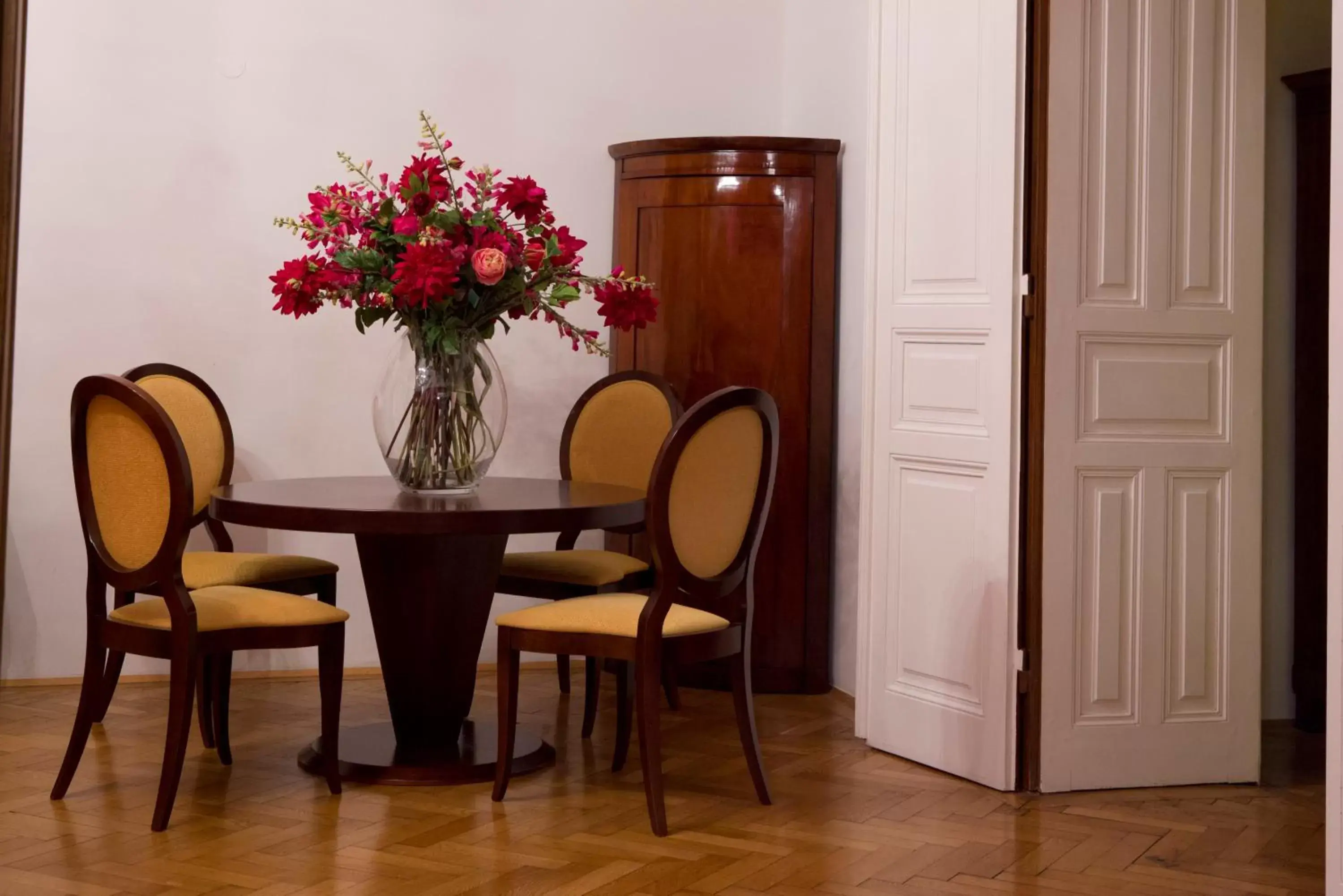 Photo of the whole room, Dining Area in Appartement-Hotel an der Riemergasse