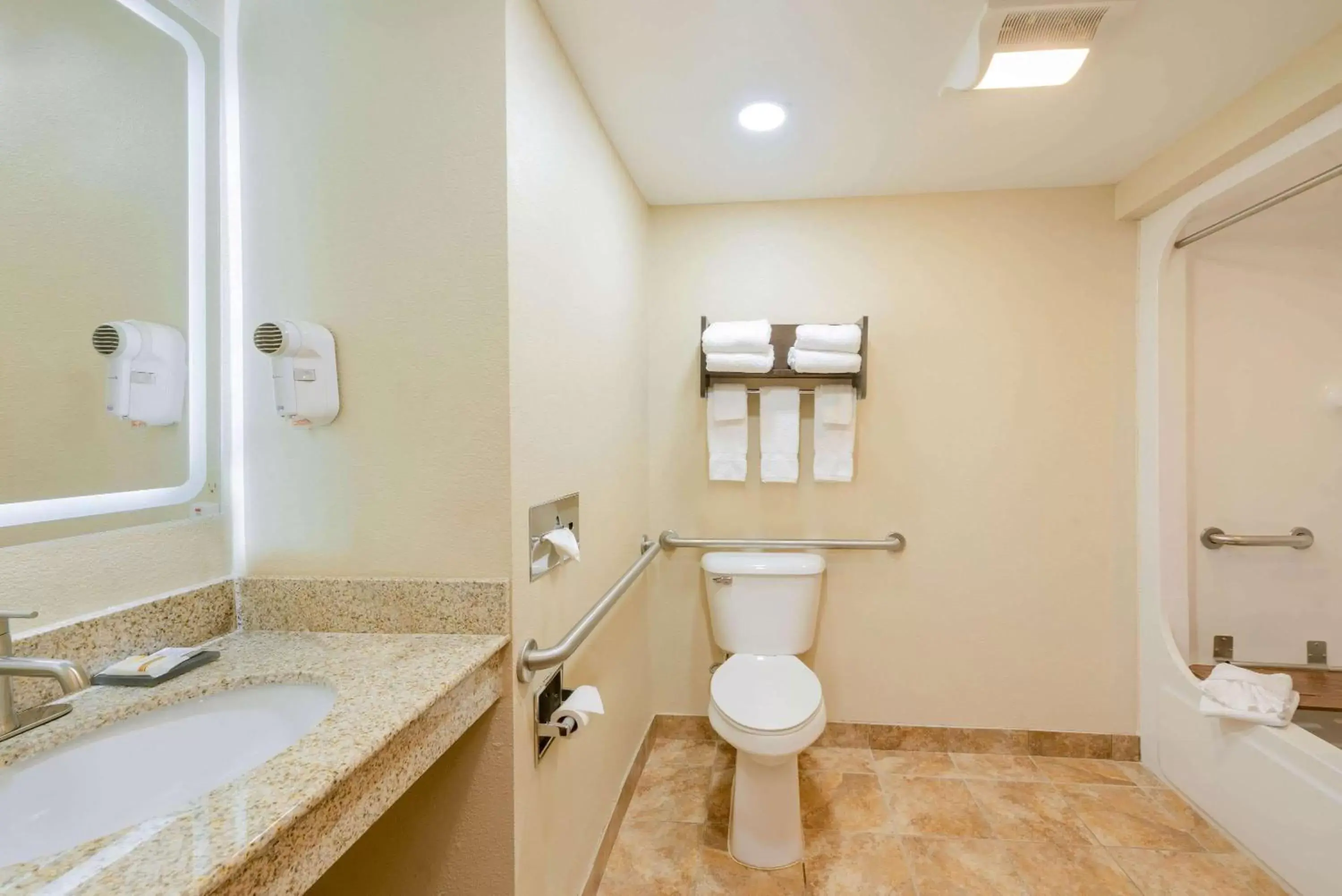 Bathroom in La Quinta by Wyndham Columbus - Grove City