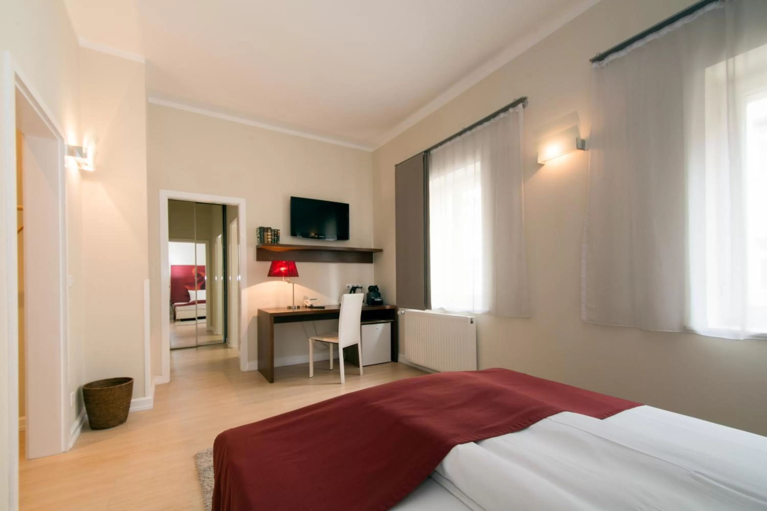 Photo of the whole room, TV/Entertainment Center in Carlstadt Suites Düsseldorf