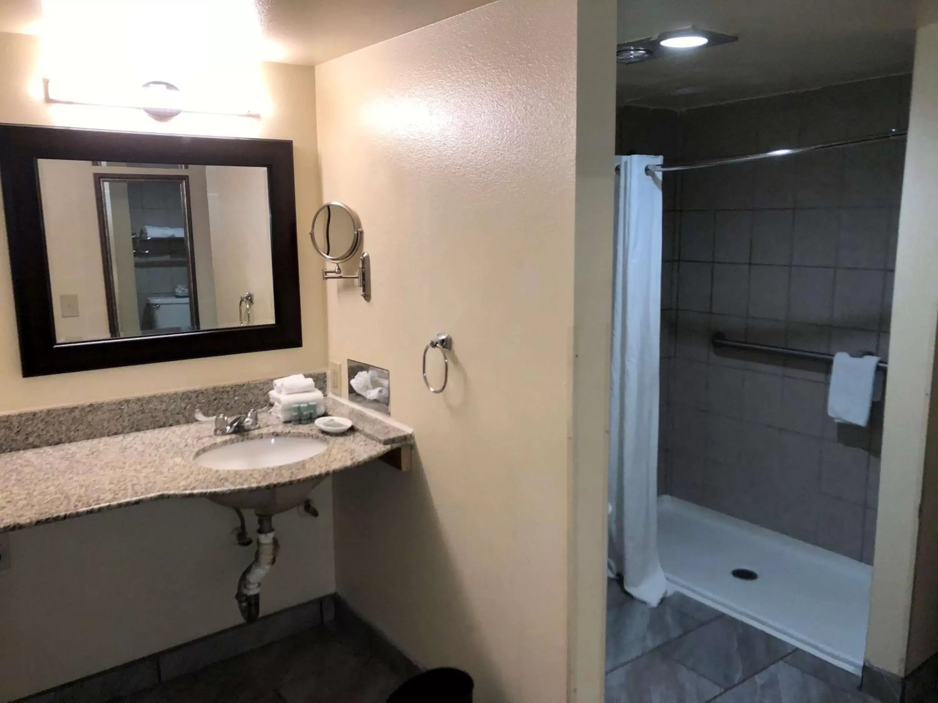 Bathroom in Best Western InnSuites Tucson Foothills Hotel & Suites