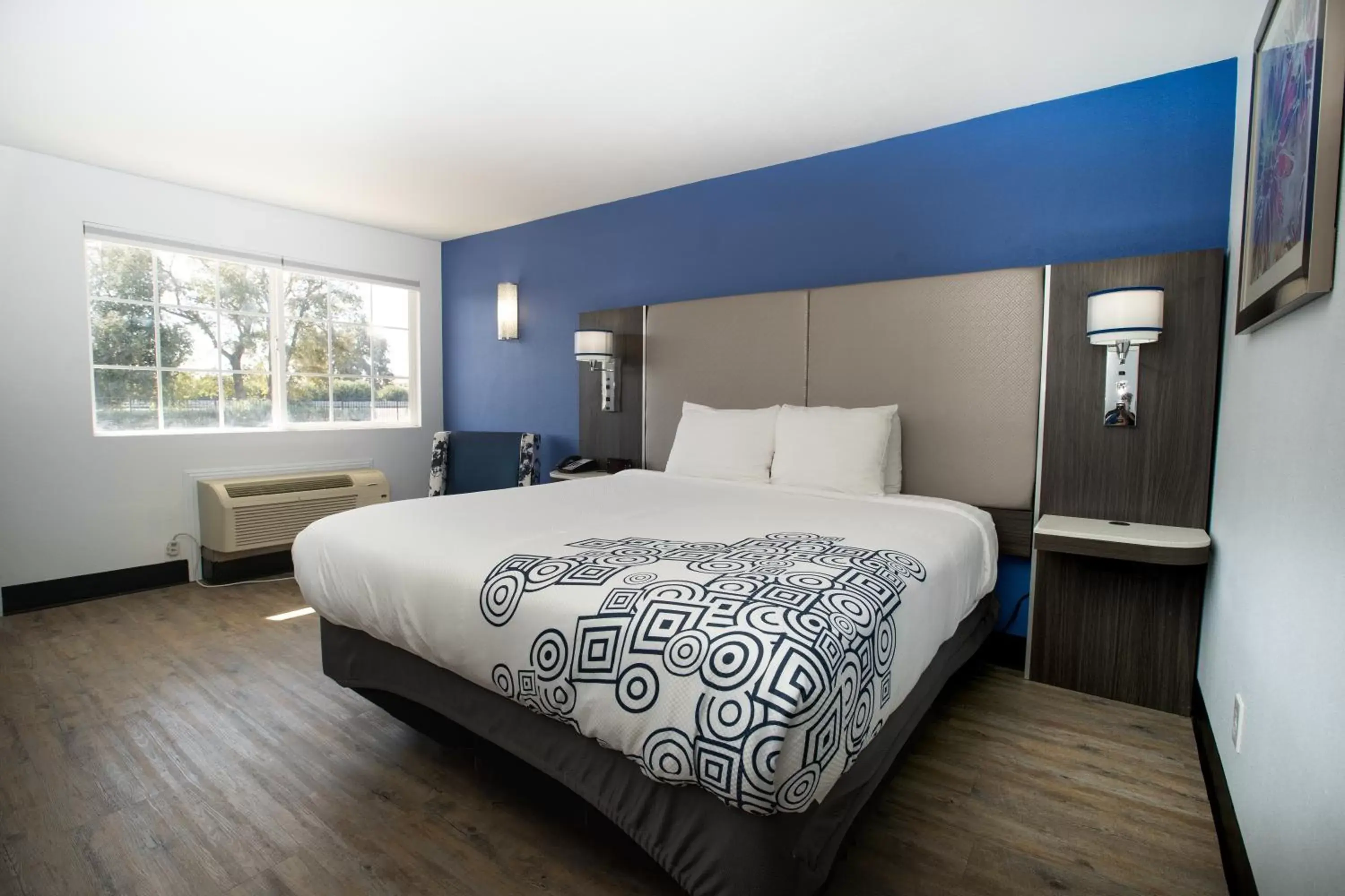 Bedroom, Bed in SureStay Plus Hotel by Best Western Sacramento Cal Expo