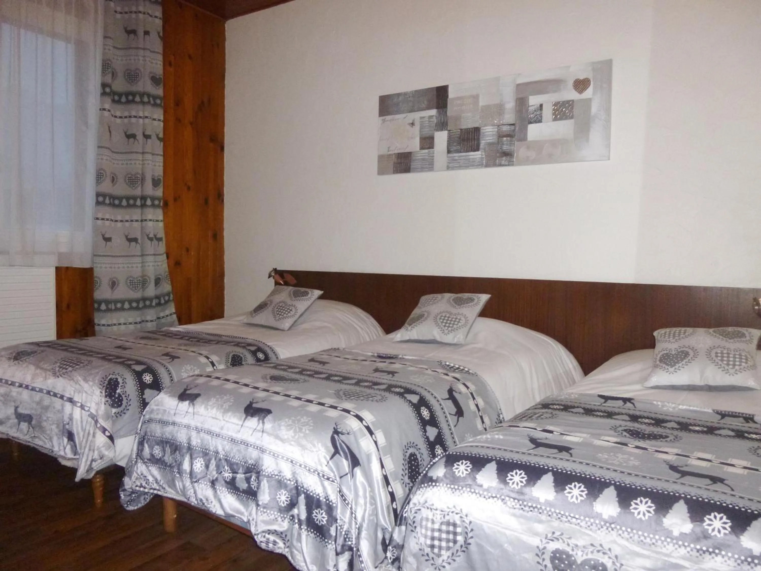 Photo of the whole room, Bed in Auberge de Costaroche