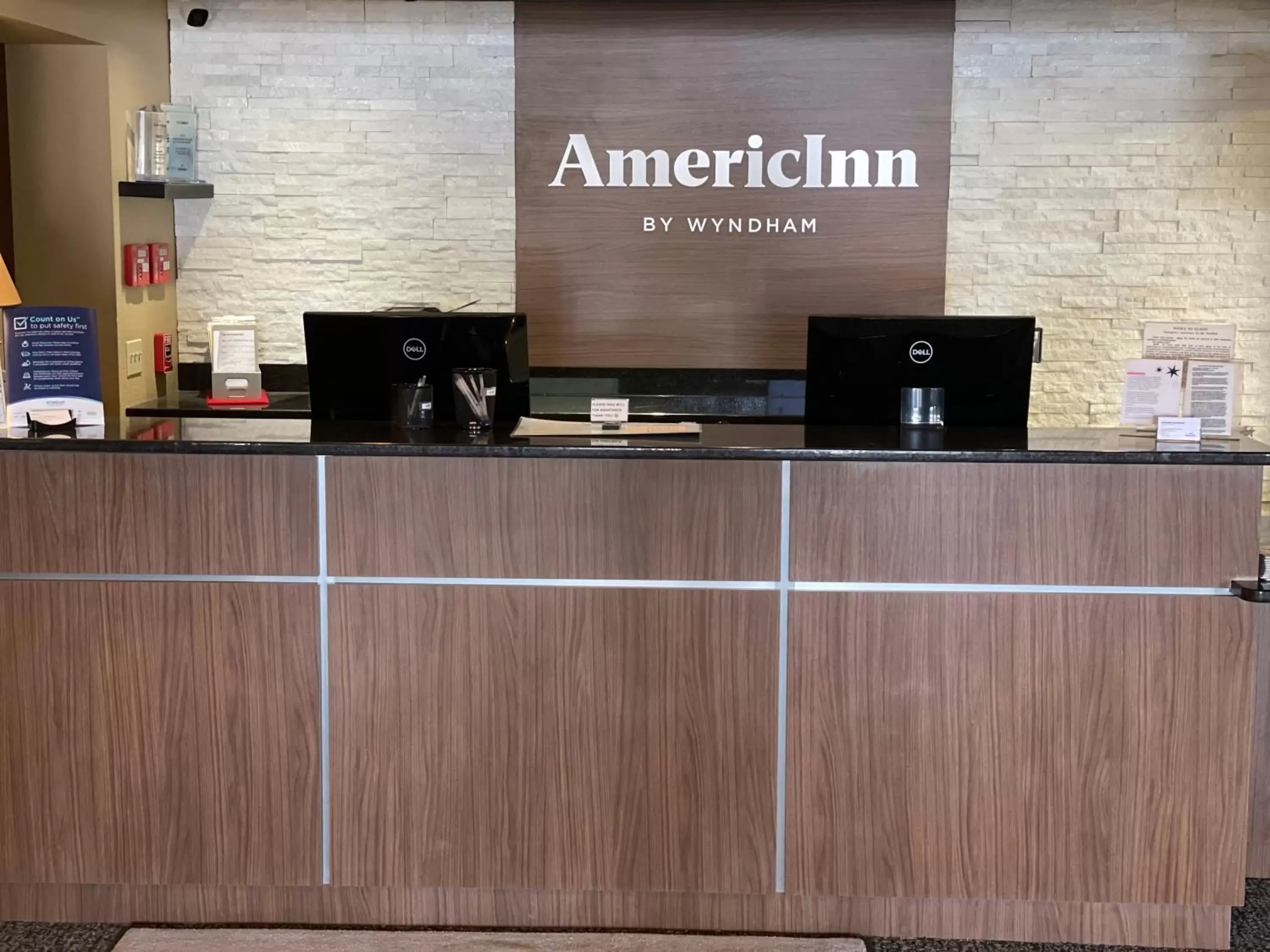 Lobby or reception in AmericInn by Wyndham Green Bay East