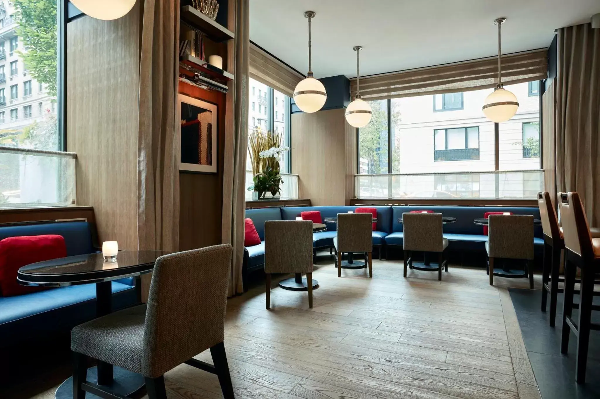 Lounge or bar in Loews Regency New York Hotel