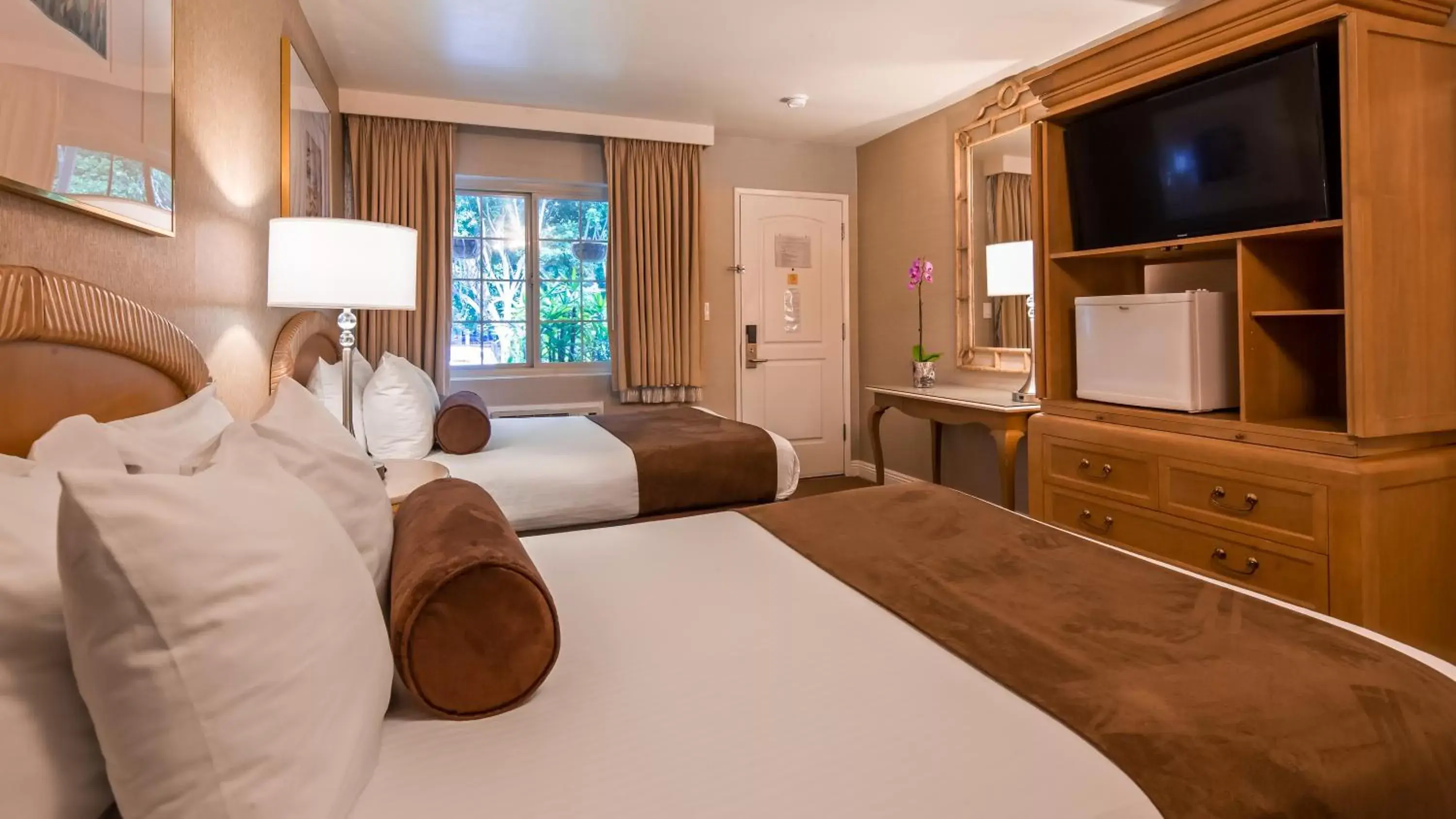 Bedroom, TV/Entertainment Center in Best Western Cabrillo Garden Inn