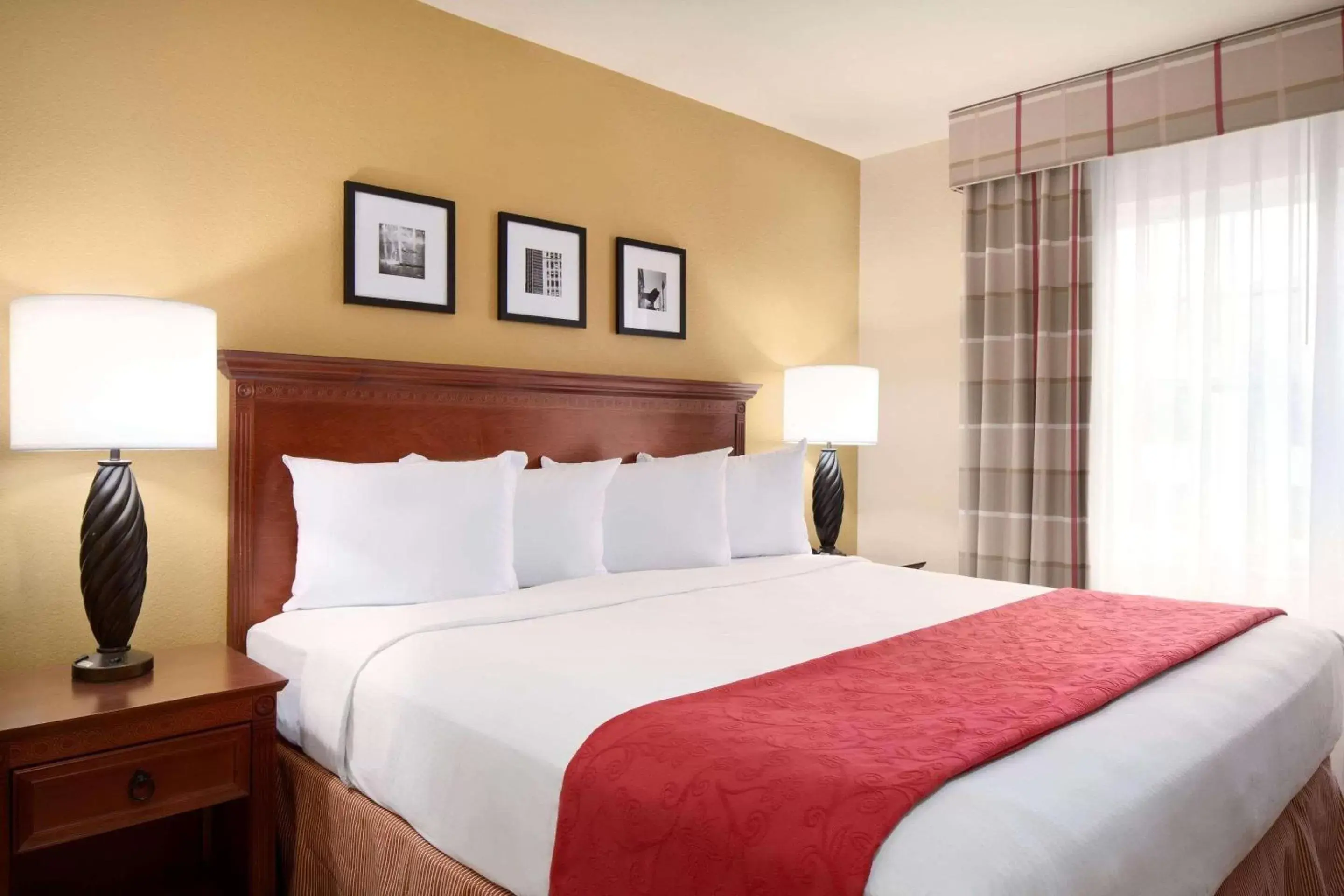 Bedroom, Bed in Country Inn & Suites by Radisson, Champaign North, IL