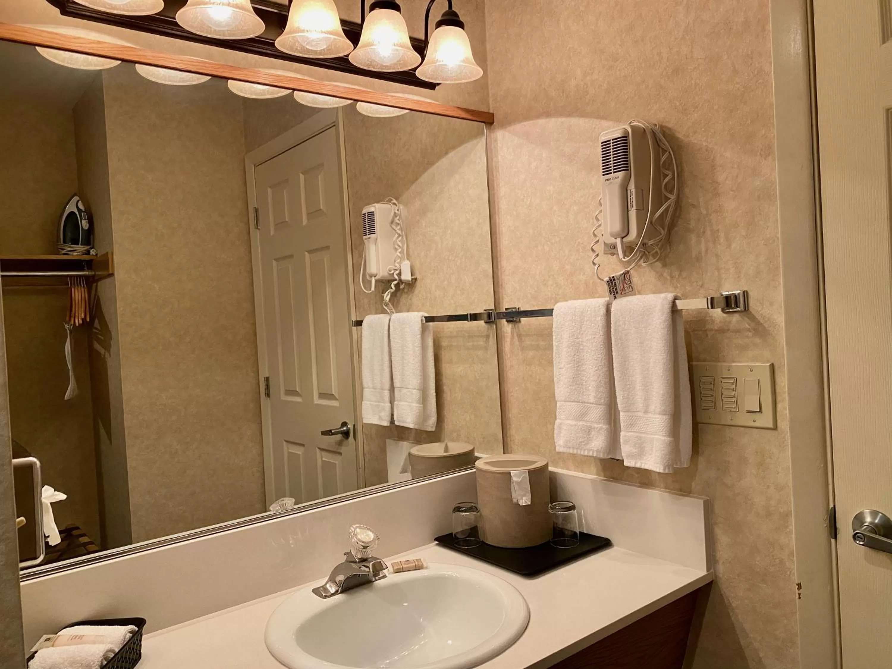 Bathroom in Cousin's Country Inn