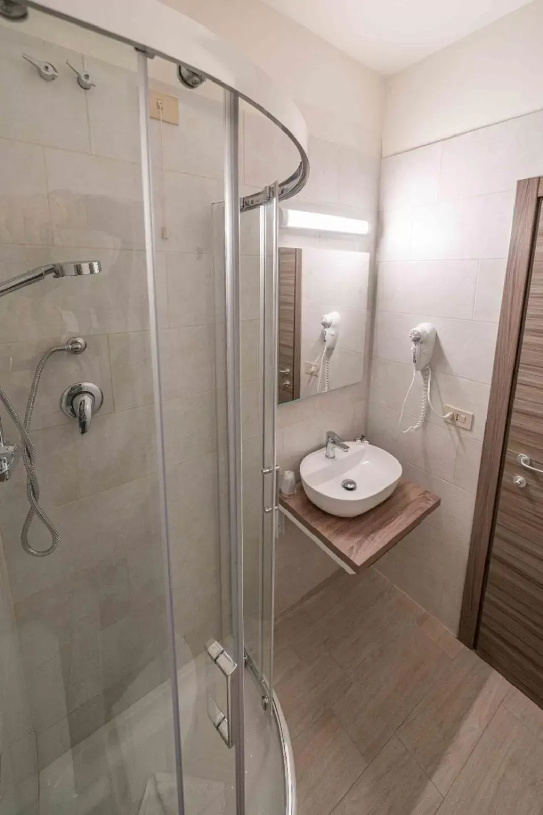 Bathroom in Hotel Cairoli