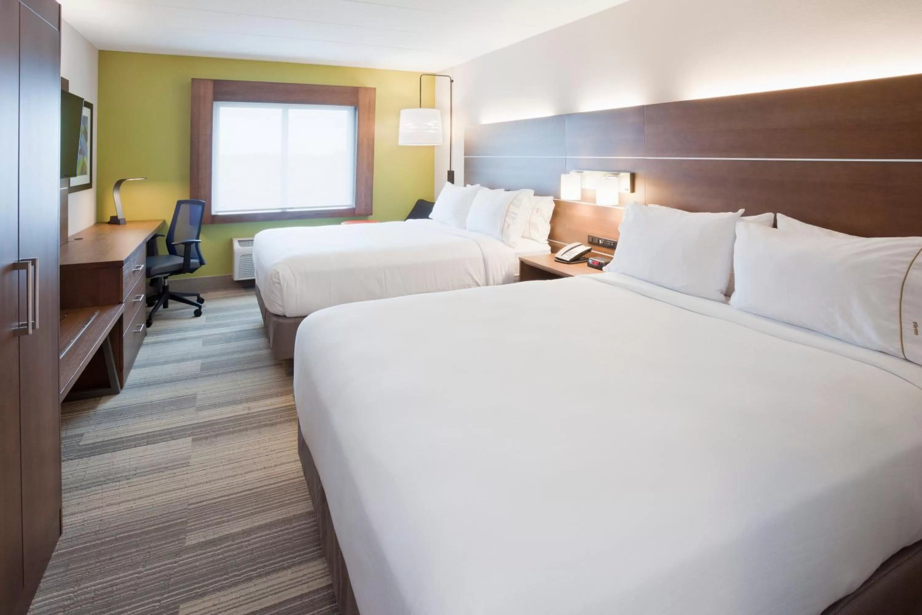 Photo of the whole room, Bed in Holiday Inn Express Roseville-St. Paul by IHG