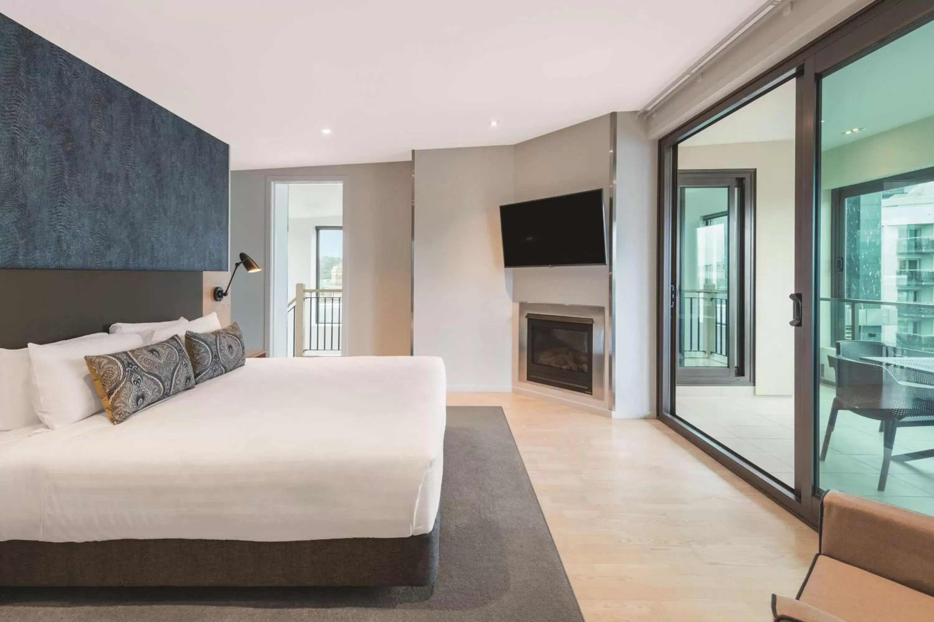 Bedroom, TV/Entertainment Center in Adina Apartment Hotel Auckland Britomart