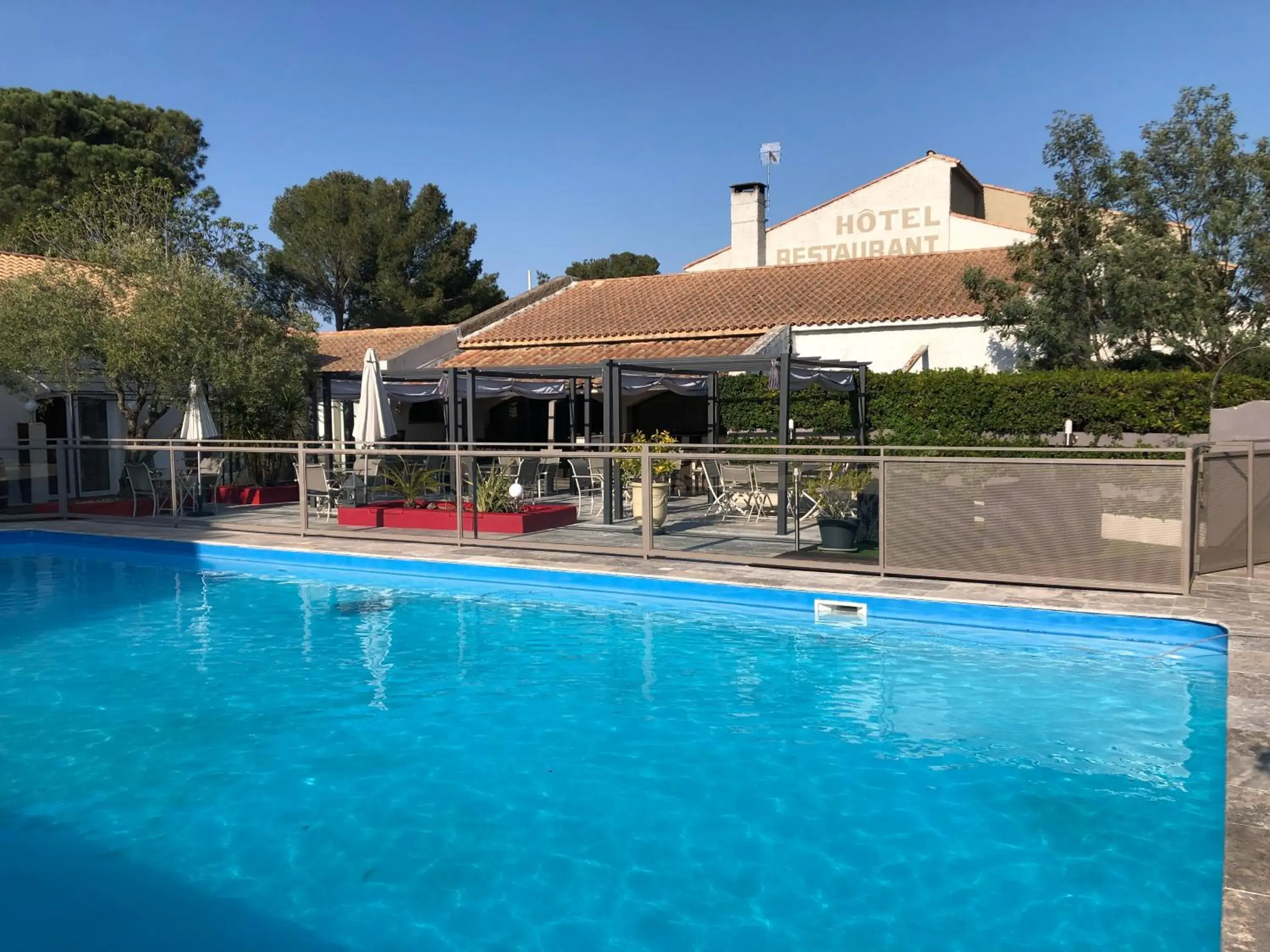 Property building, Swimming Pool in Les Aubuns Country Hotel