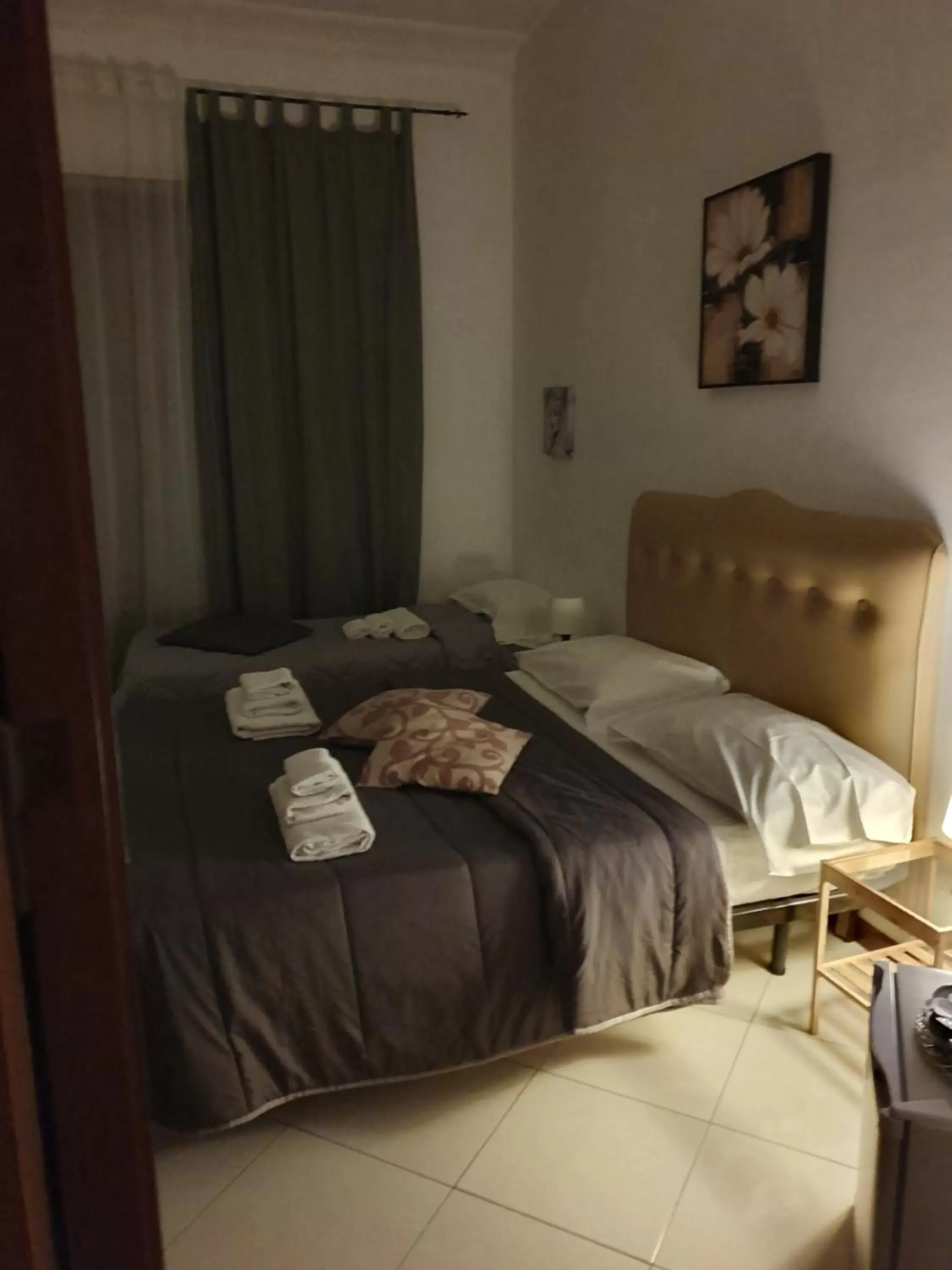 Photo of the whole room, Bed in Alba central City