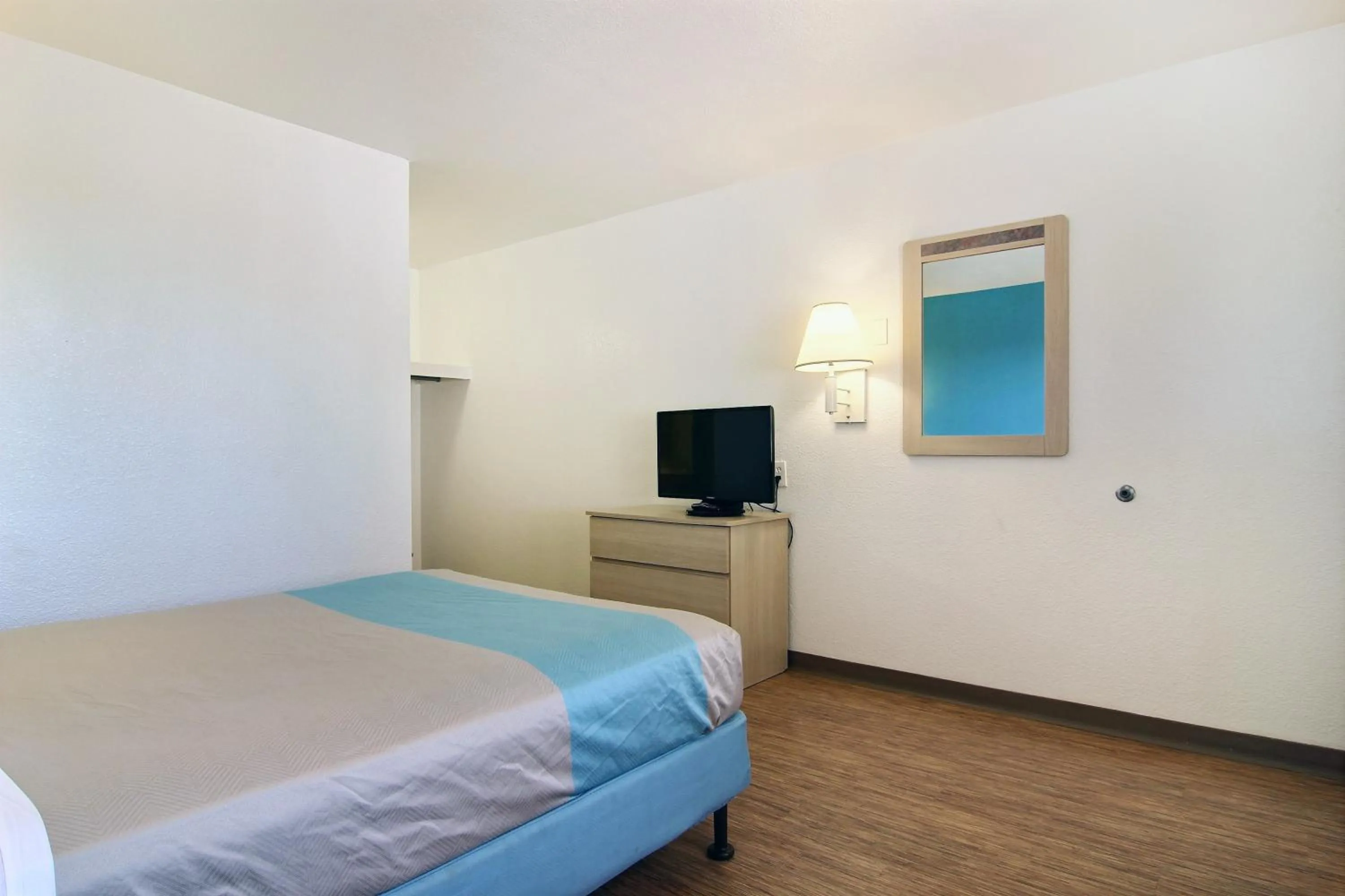 TV and multimedia, Bed in Motel 6-Lubbock, TX