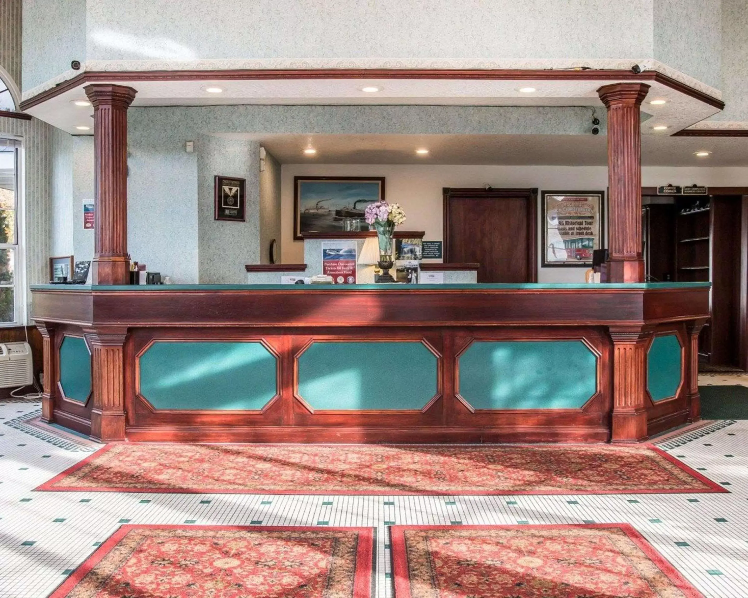Lobby or reception, Lounge/Bar in Mackinaw City Clarion Hotel Beachfront