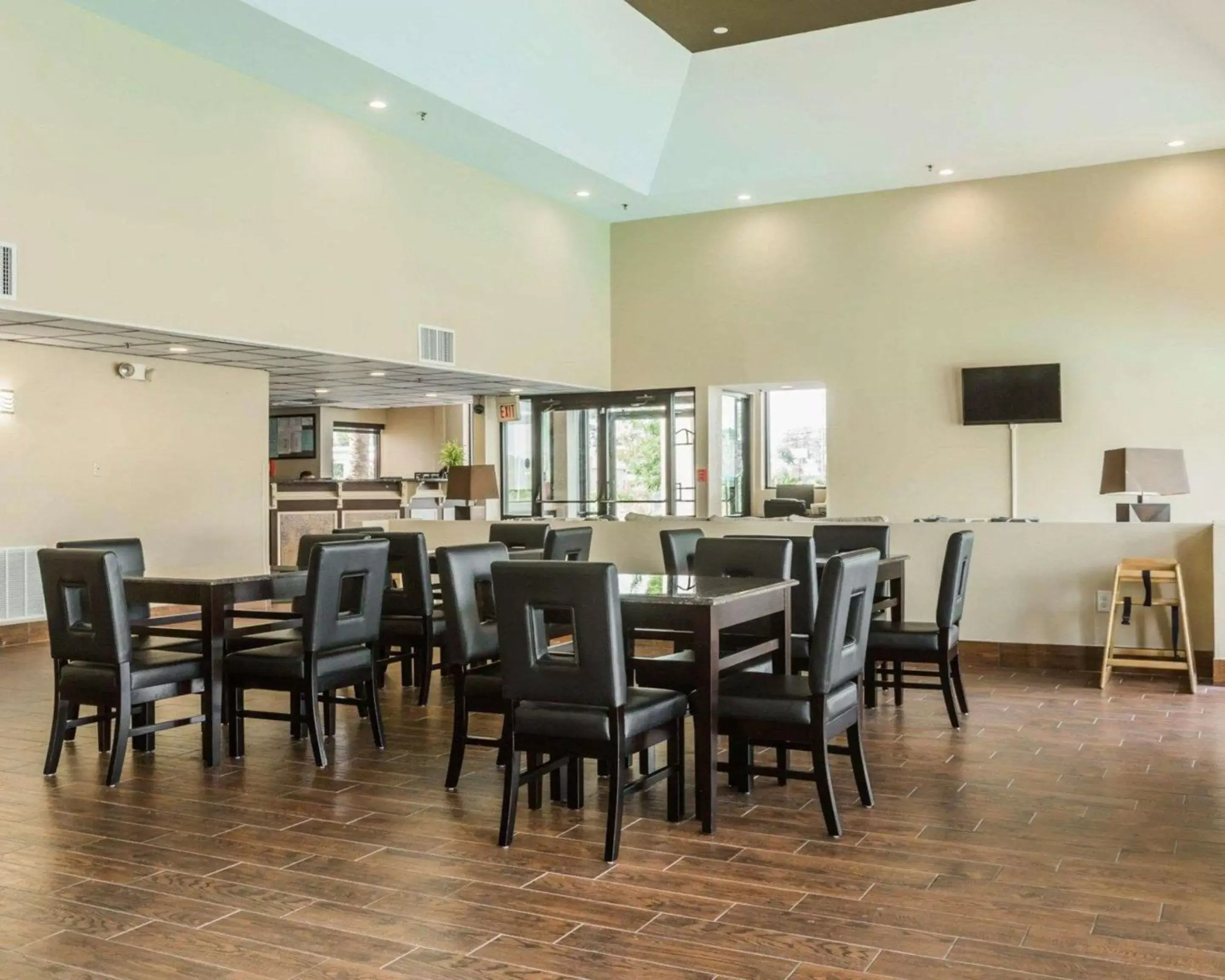 Restaurant/Places to Eat in Quality Inn & Suites near Coliseum and Hwy 231 North