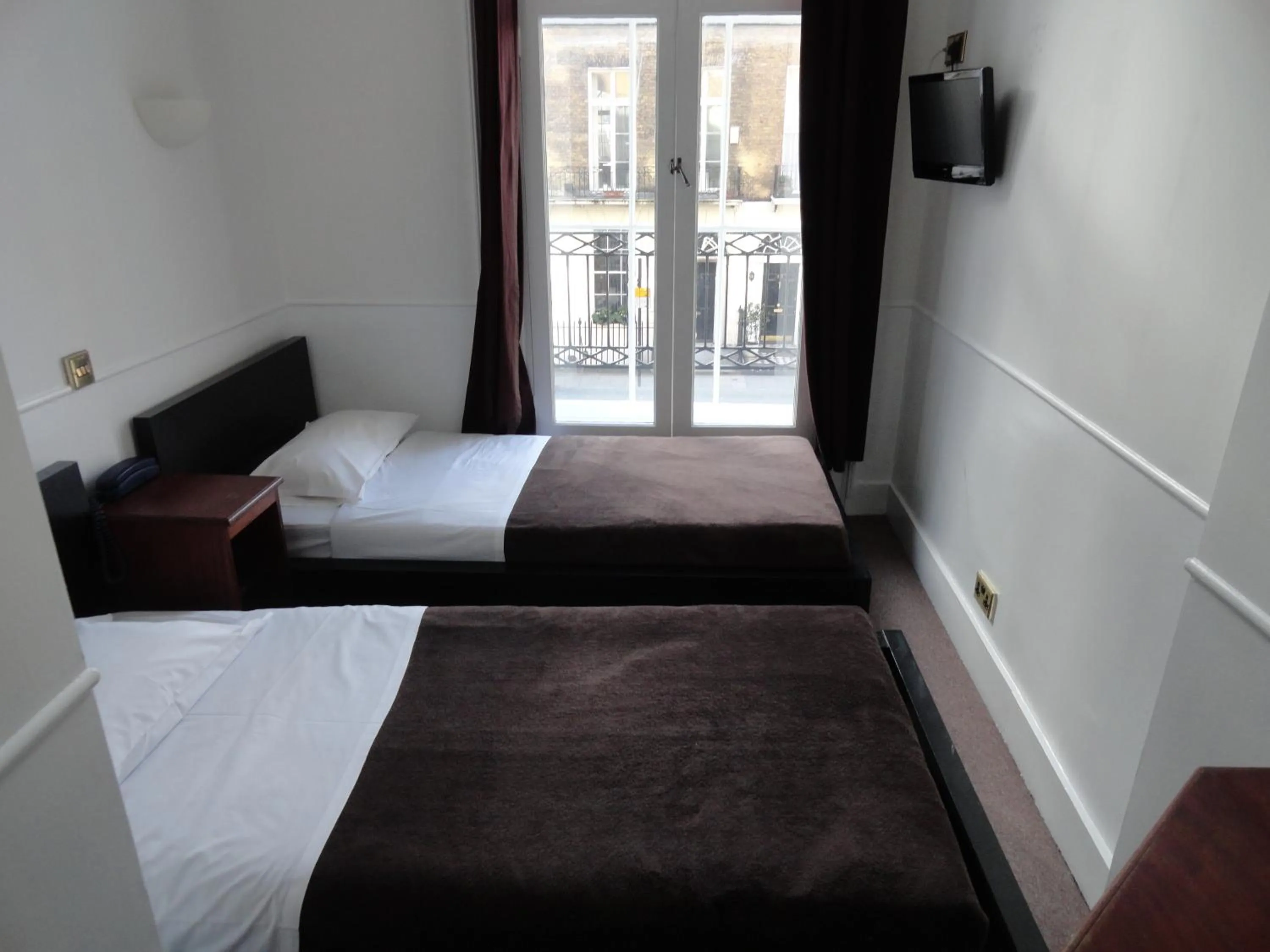 Twin Room in London Continental Hotel