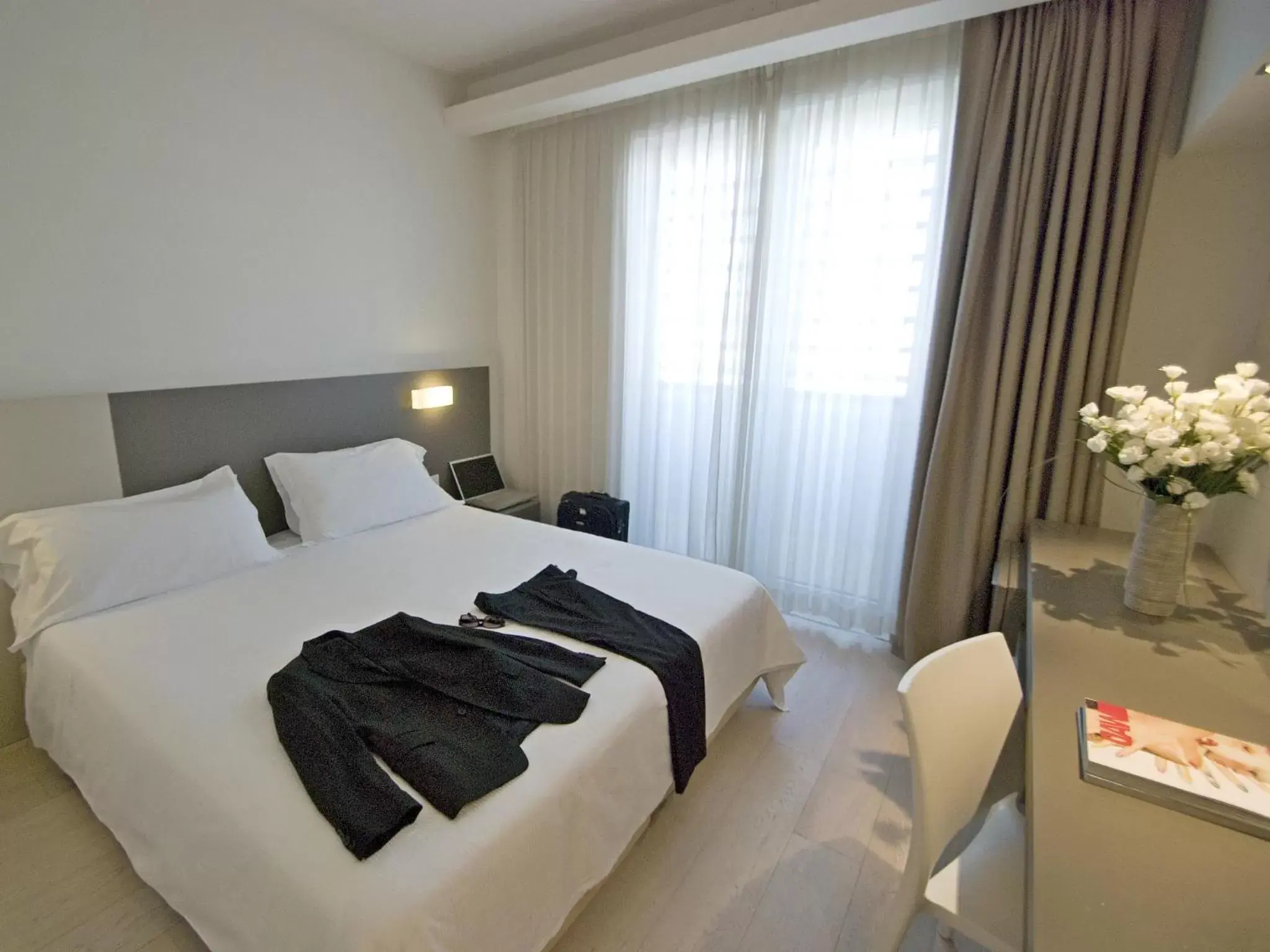 Photo of the whole room, Bed in Hotel Cube