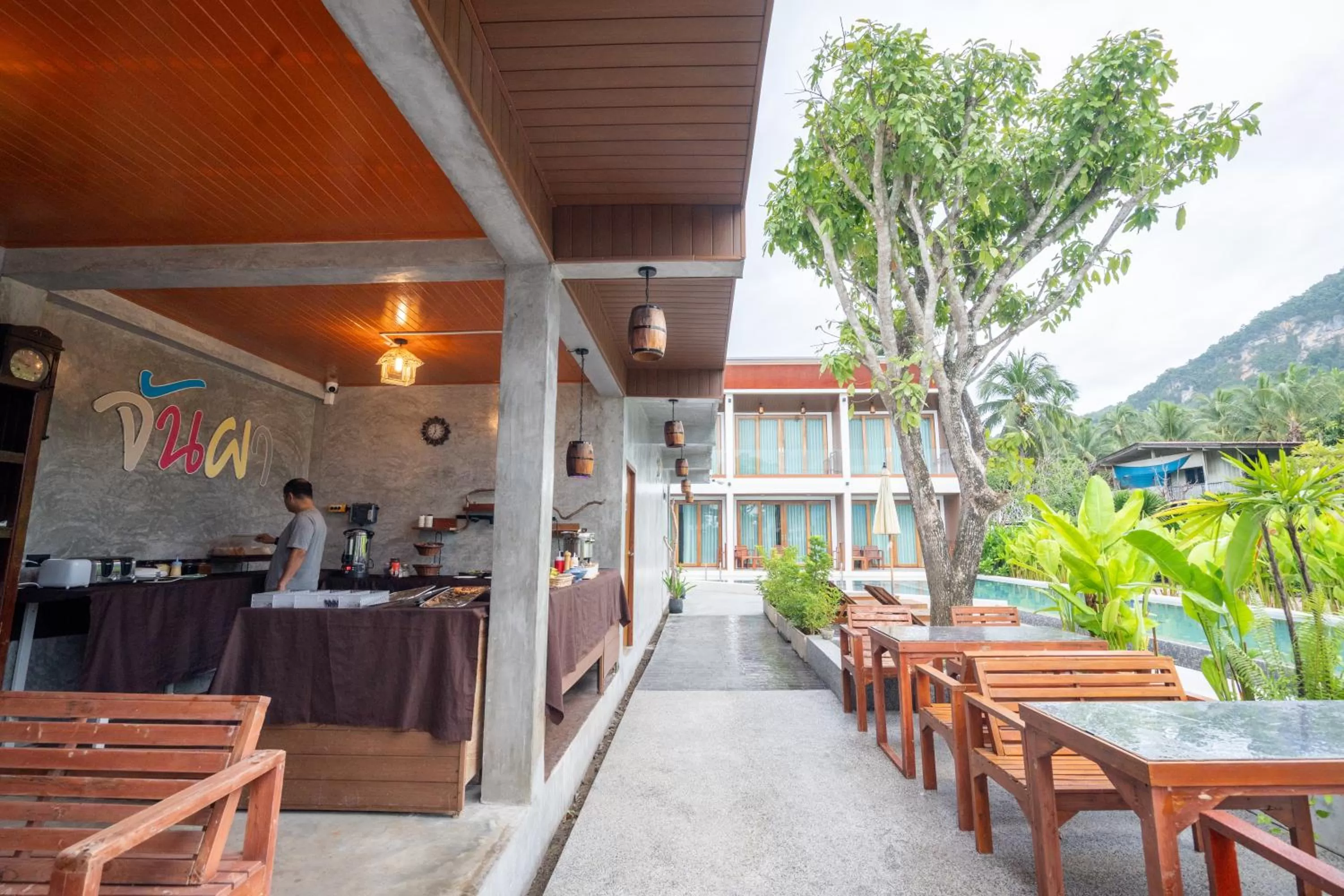 Restaurant/places to eat in Janpa Resort