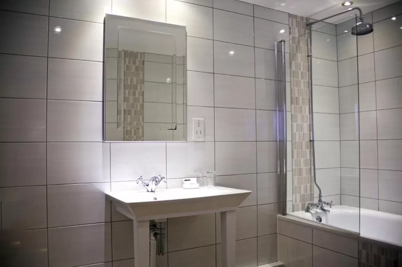 Shower, Bathroom in The Golden Lion Hotel