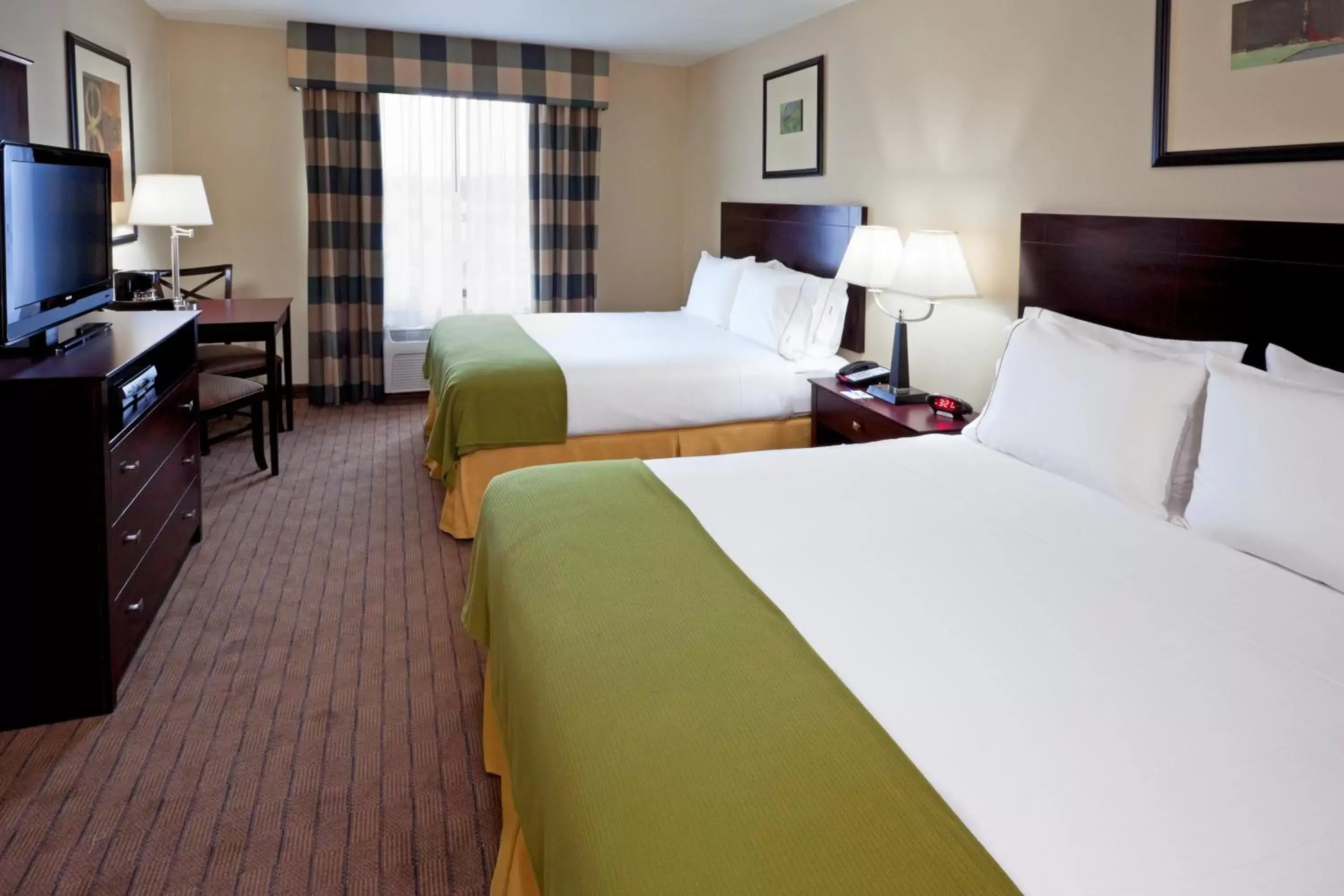 Photo of the whole room, Bed in Holiday Inn Express Hotel & Suites Syracuse North Airport Area, an IHG Hotel