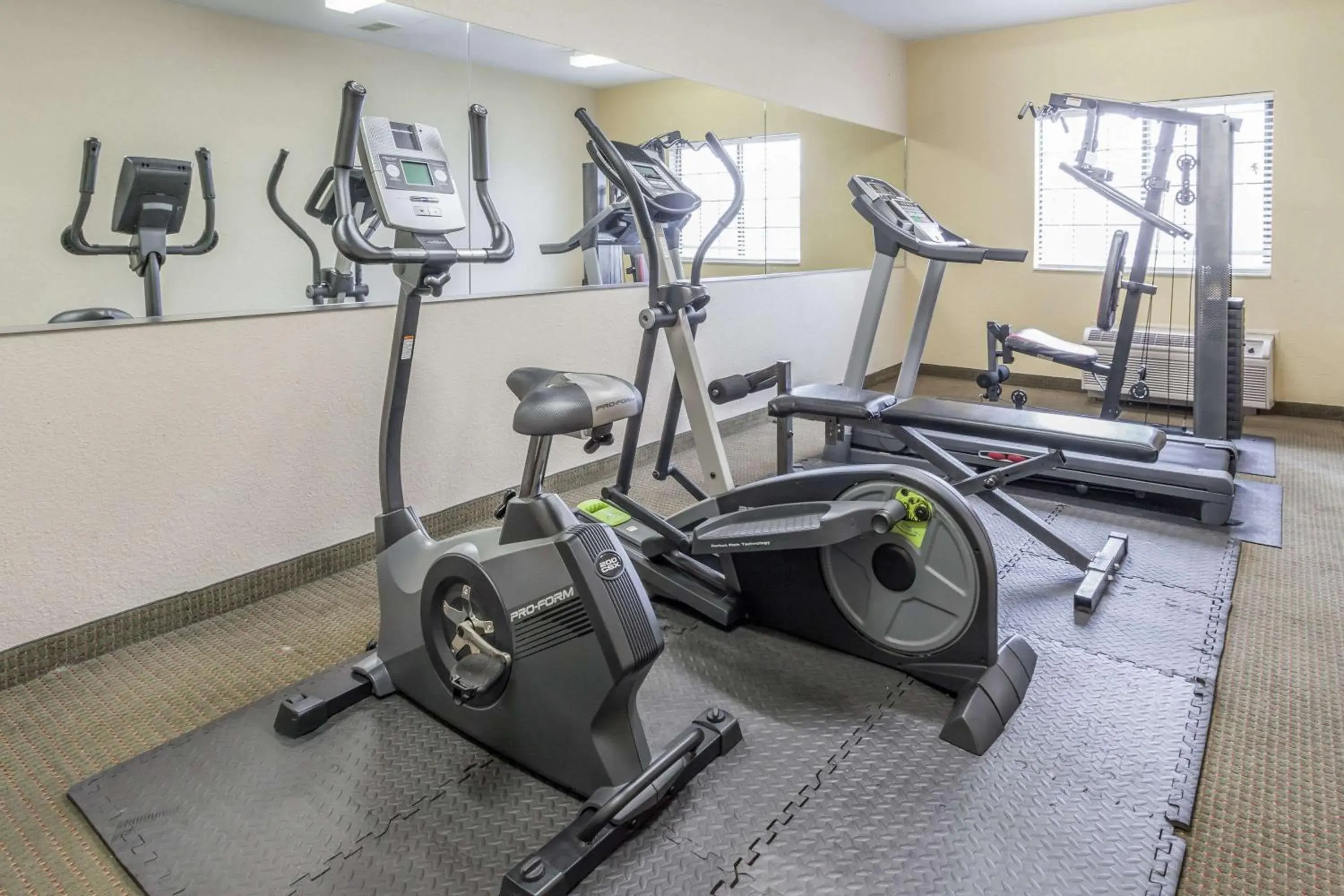 Fitness centre/facilities, Fitness Center/Facilities in Days Inn by Wyndham near Kansas Speedway