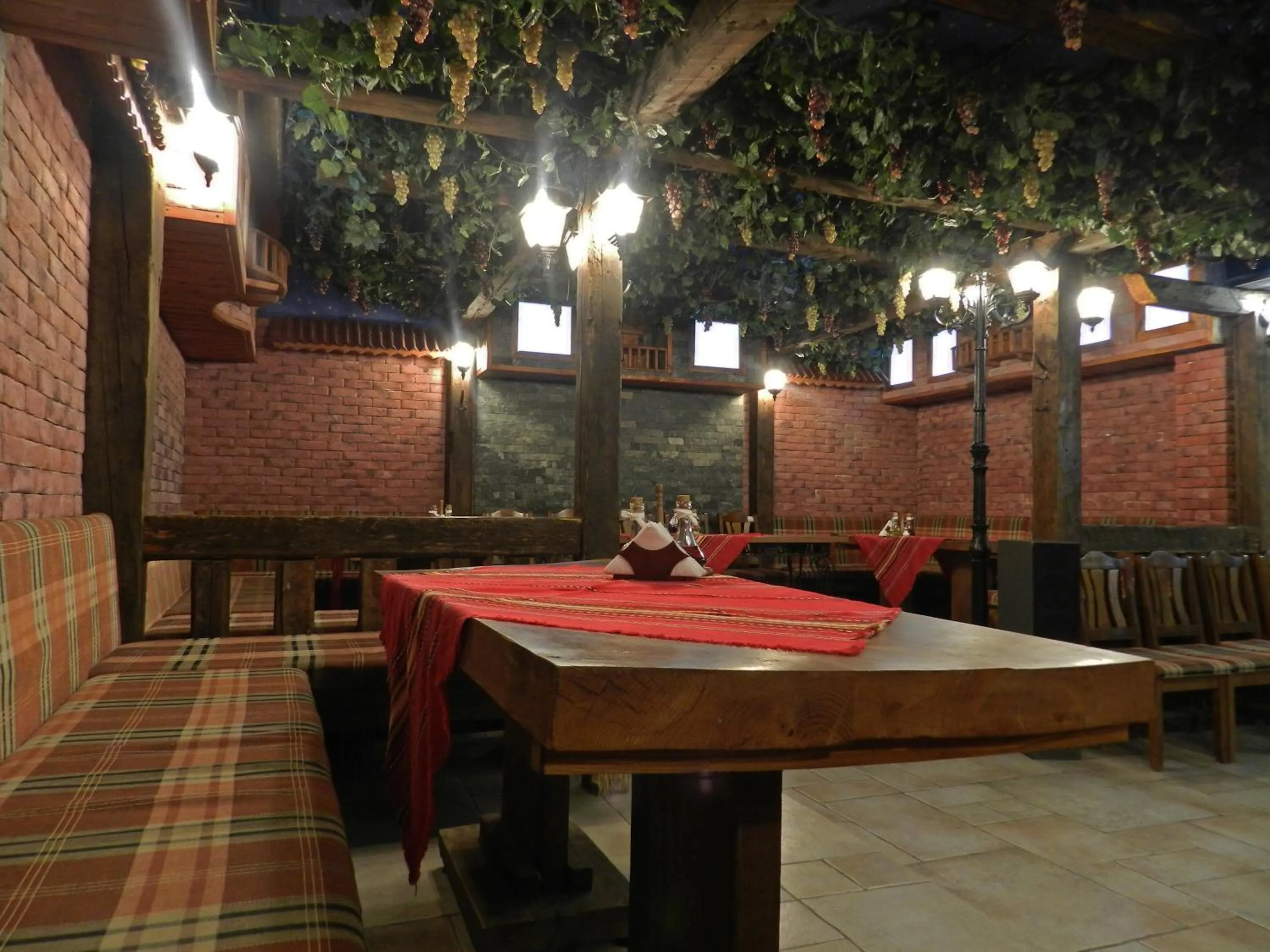 Restaurant/places to eat in California Hotel