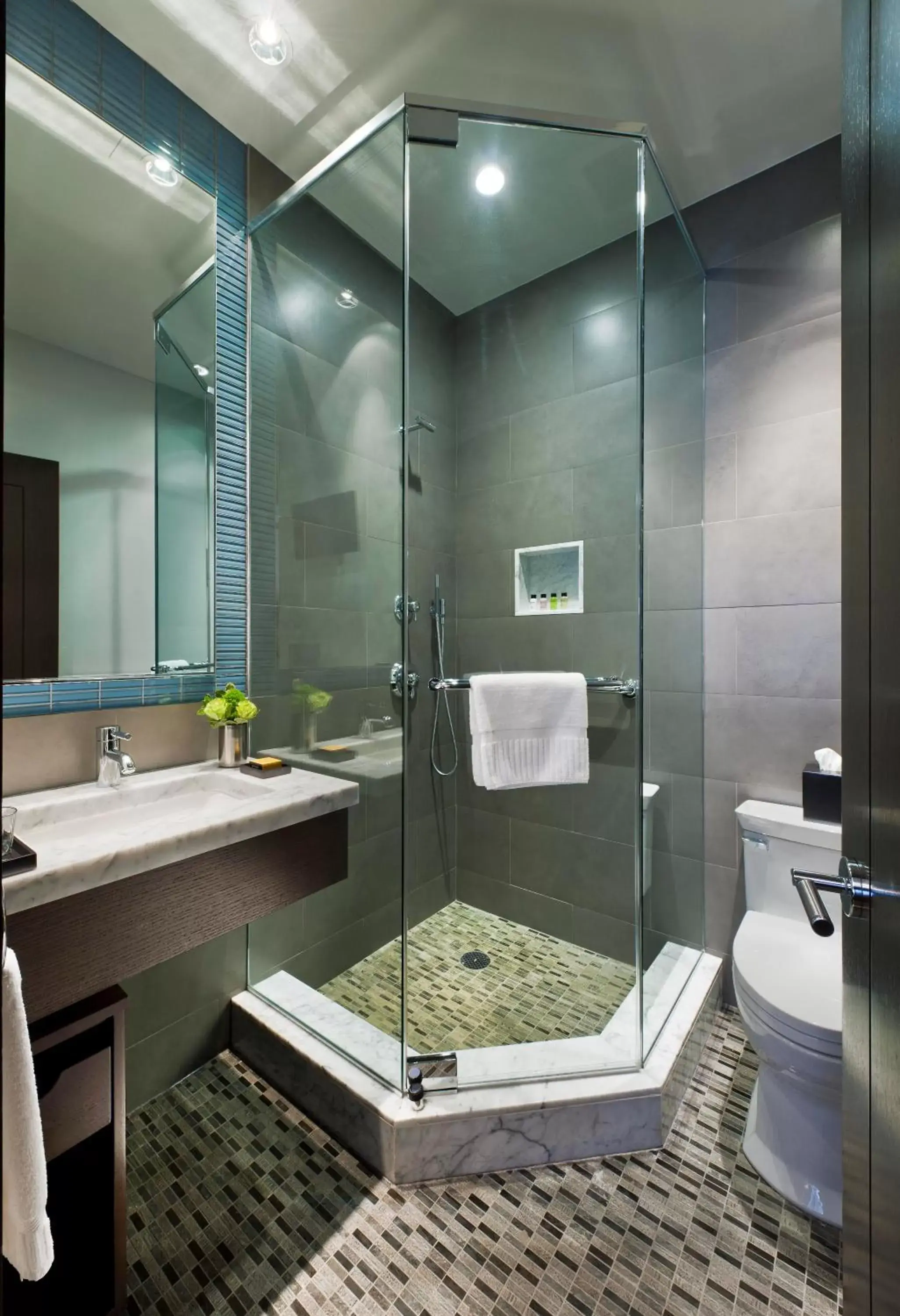 Shower, Bathroom in The Pearl Hotel