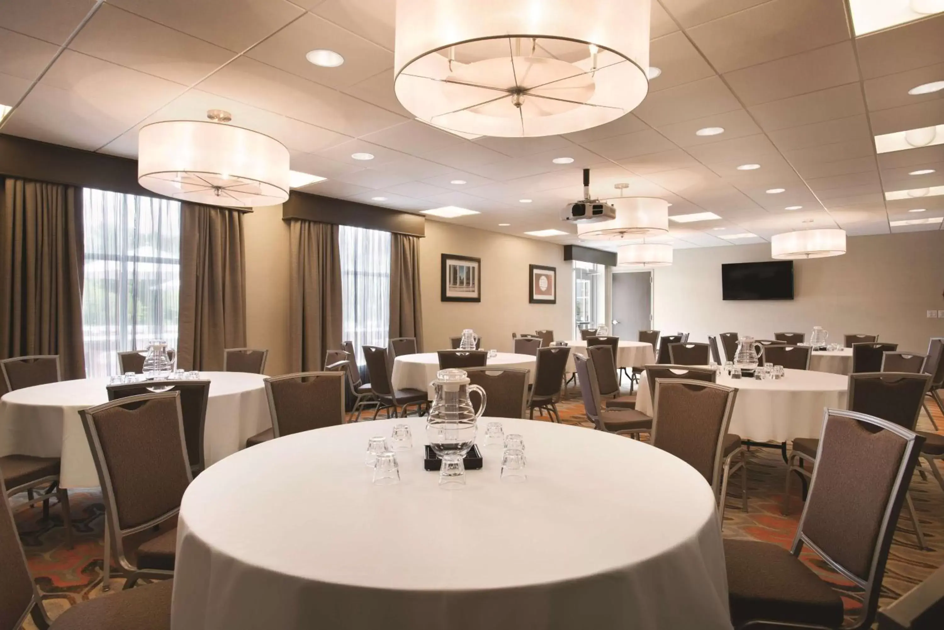 Meeting/conference room, Restaurant/Places to Eat in Homewood Suites by Hilton - Charlottesville