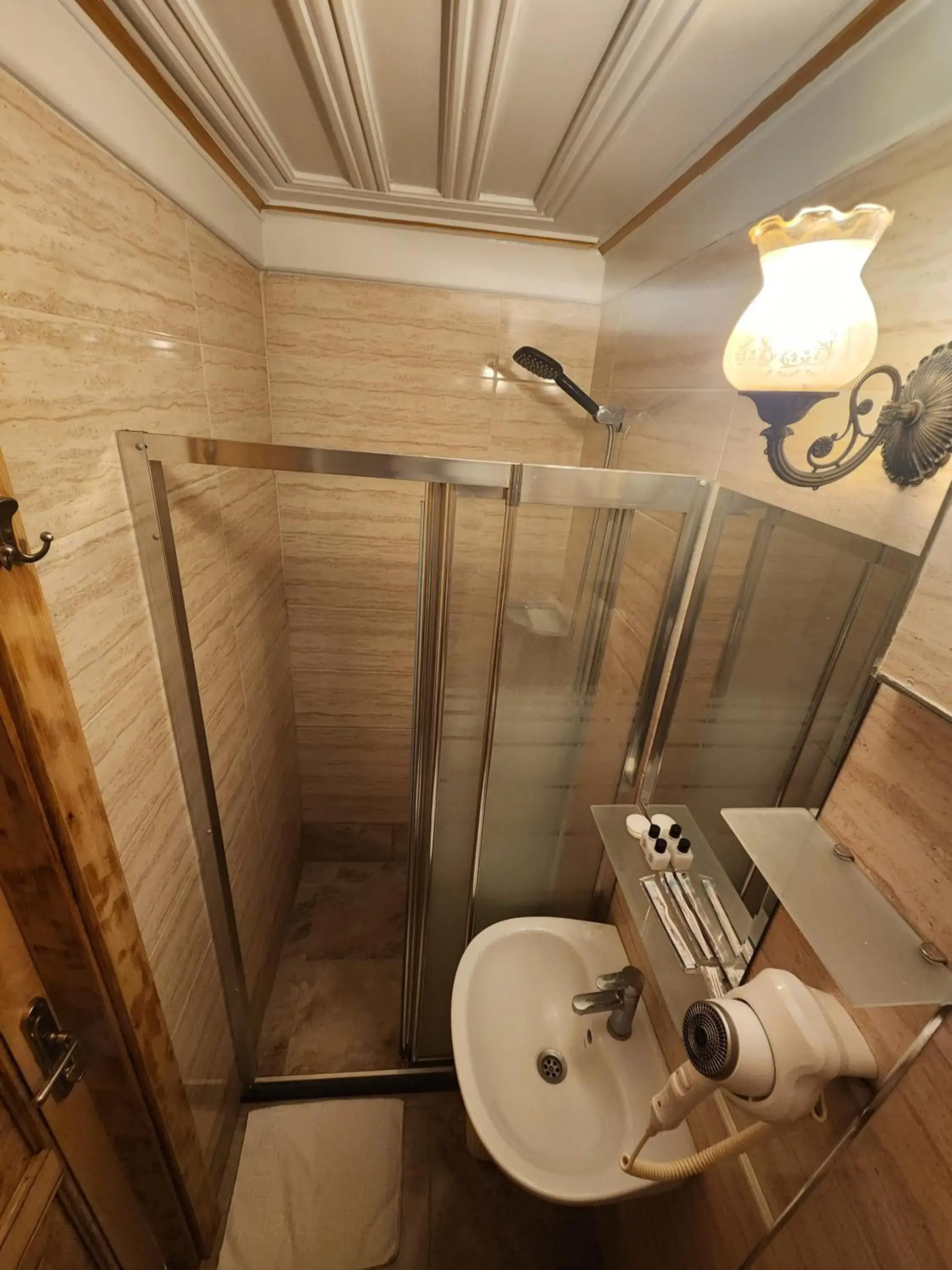Bathroom in Kadıköy White House