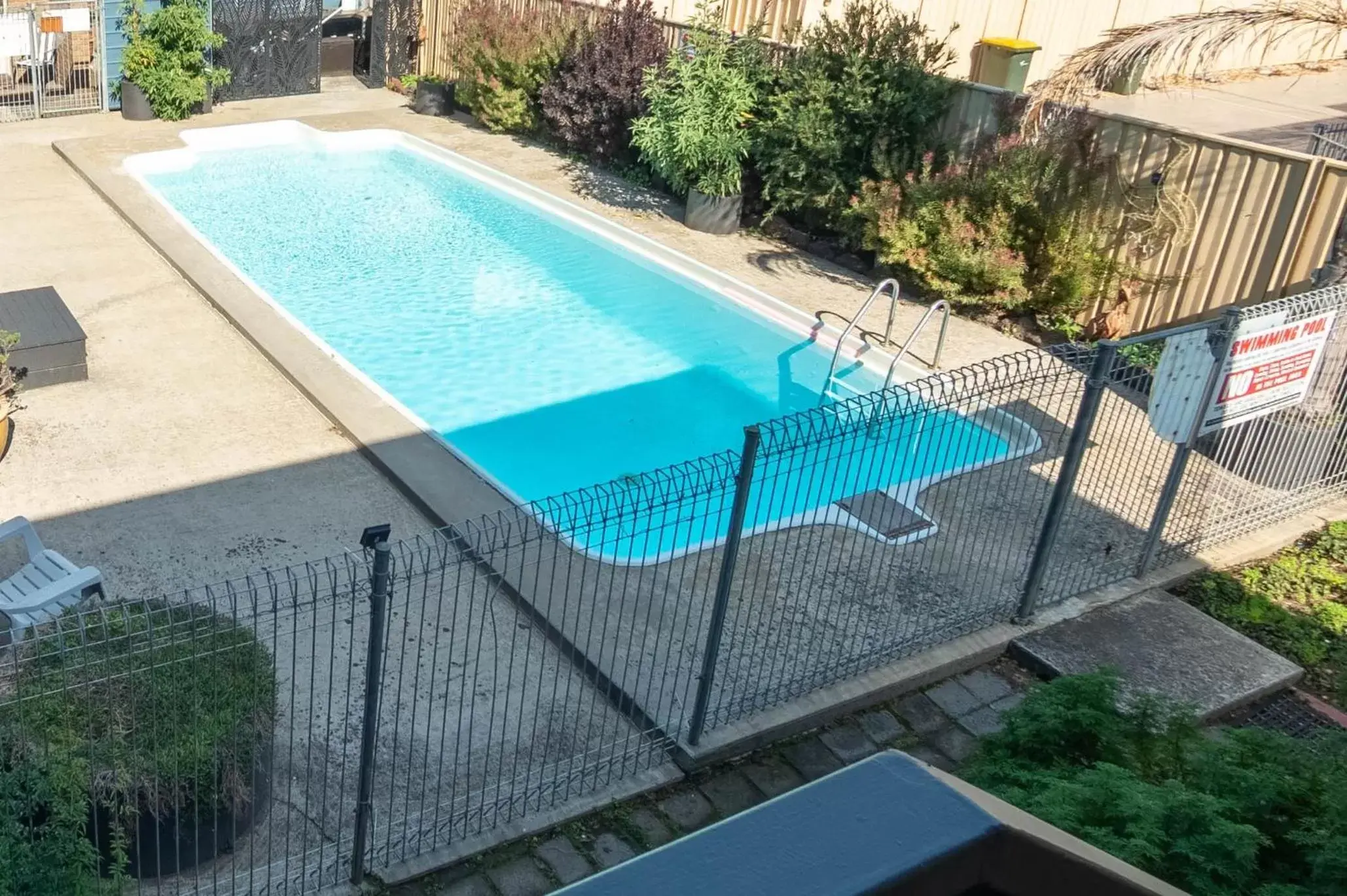 Swimming pool, Pool View in The Black Bull Motel