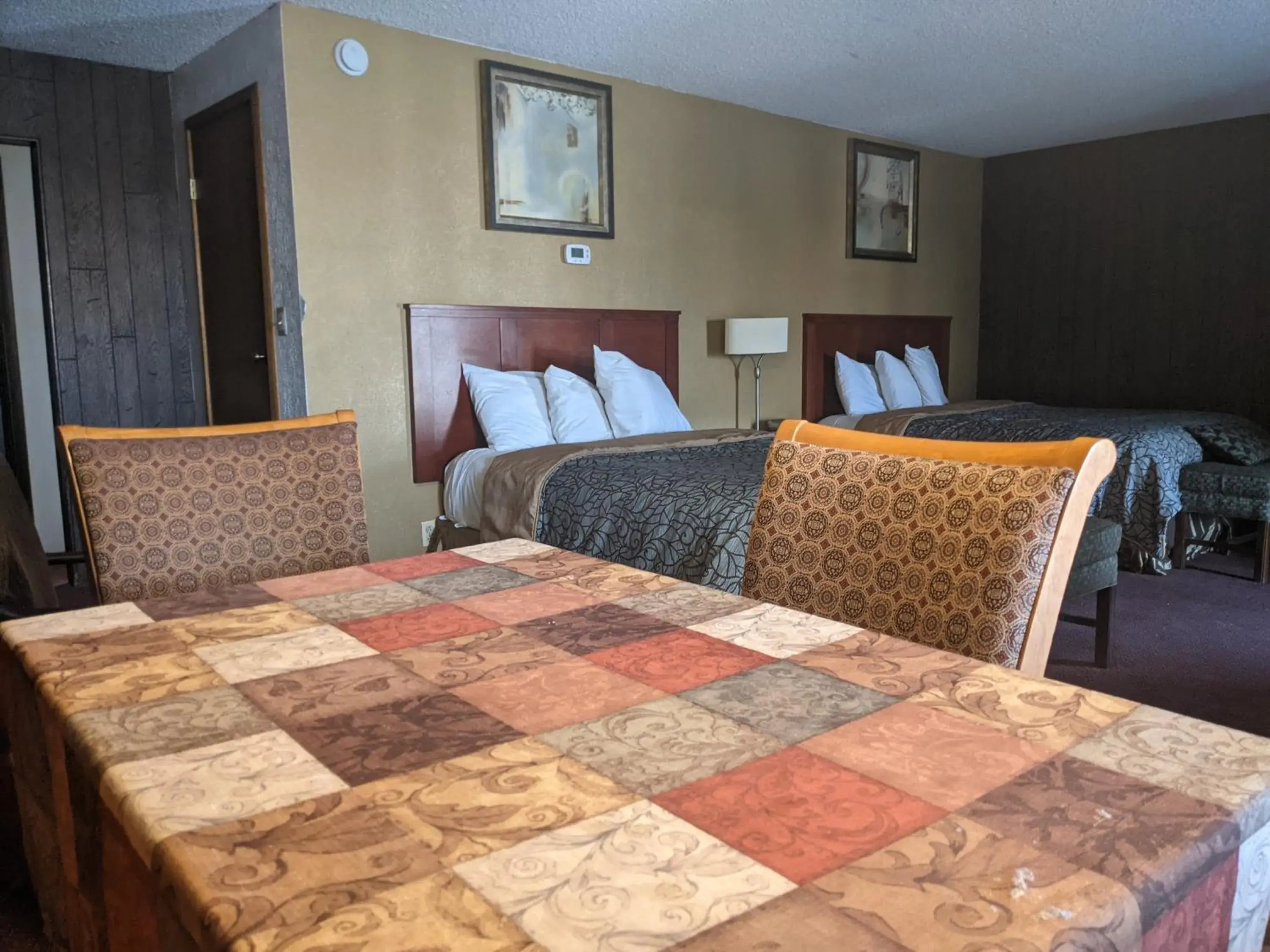 Photo of the whole room, Bed in Cabana Inn - Boise