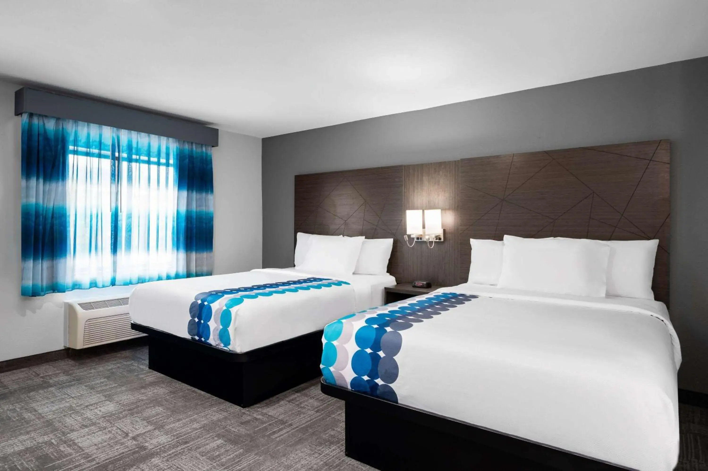 Photo of the whole room, Bed in La Quinta Inn by Wyndham Indianapolis Airport Executive Dr