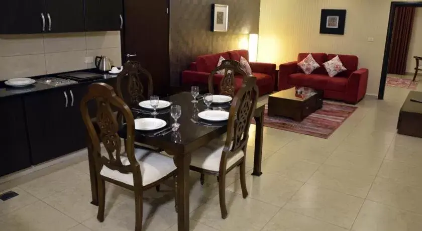 Dining Area in City Rose Hotel Suites