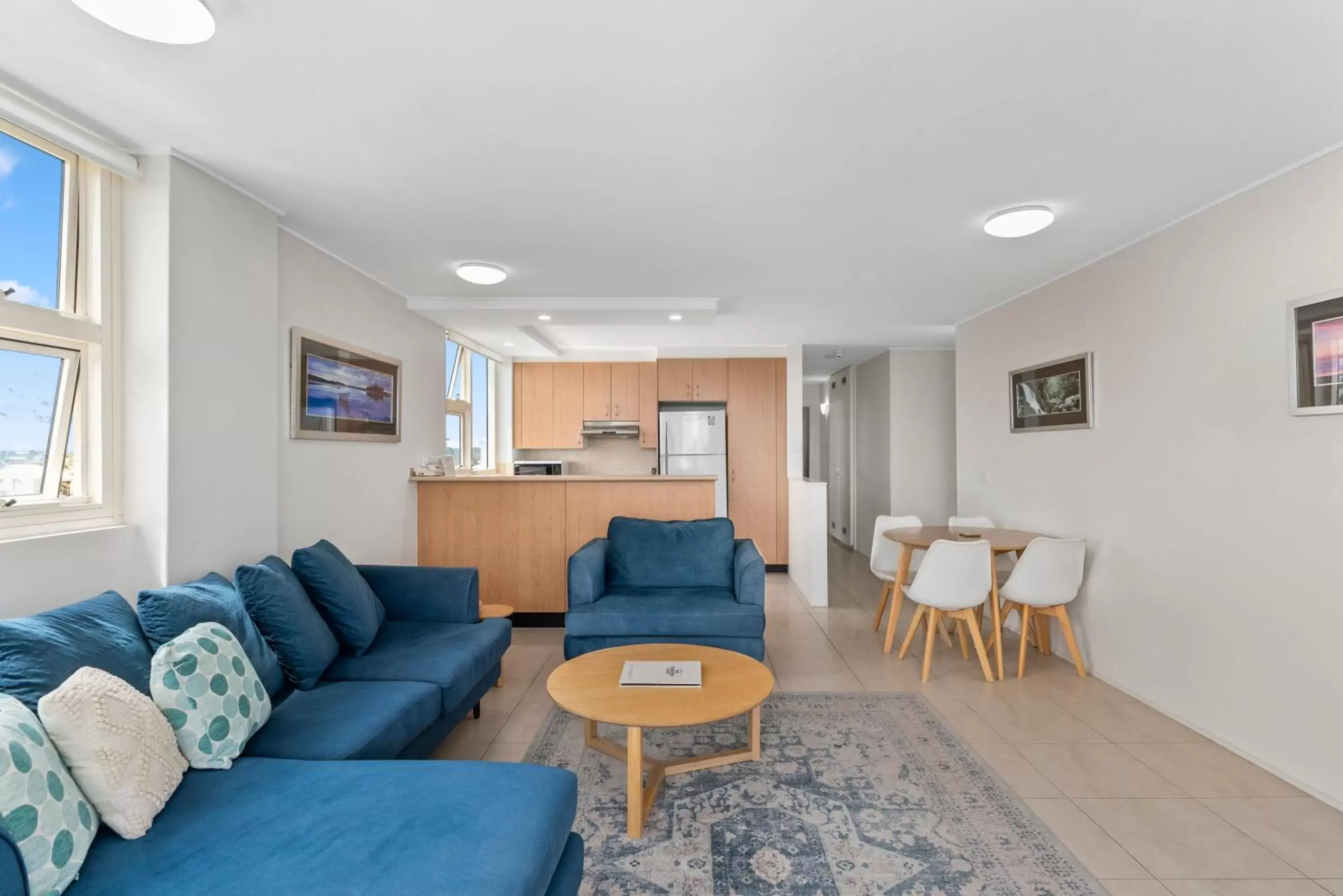 Kitchen or kitchenette, Seating Area in 84 The Spit Holiday Apartments