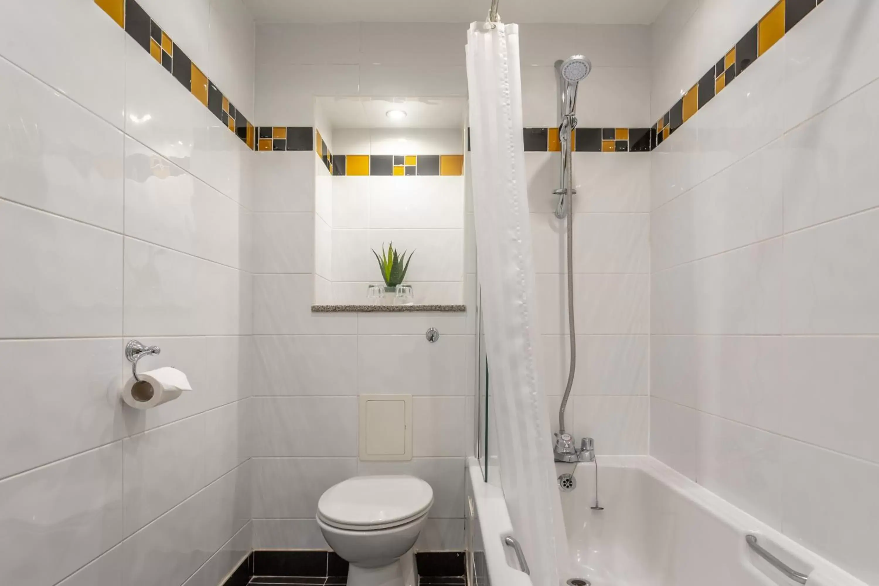 Bathroom in Cairndale Hotel And Leisure Club