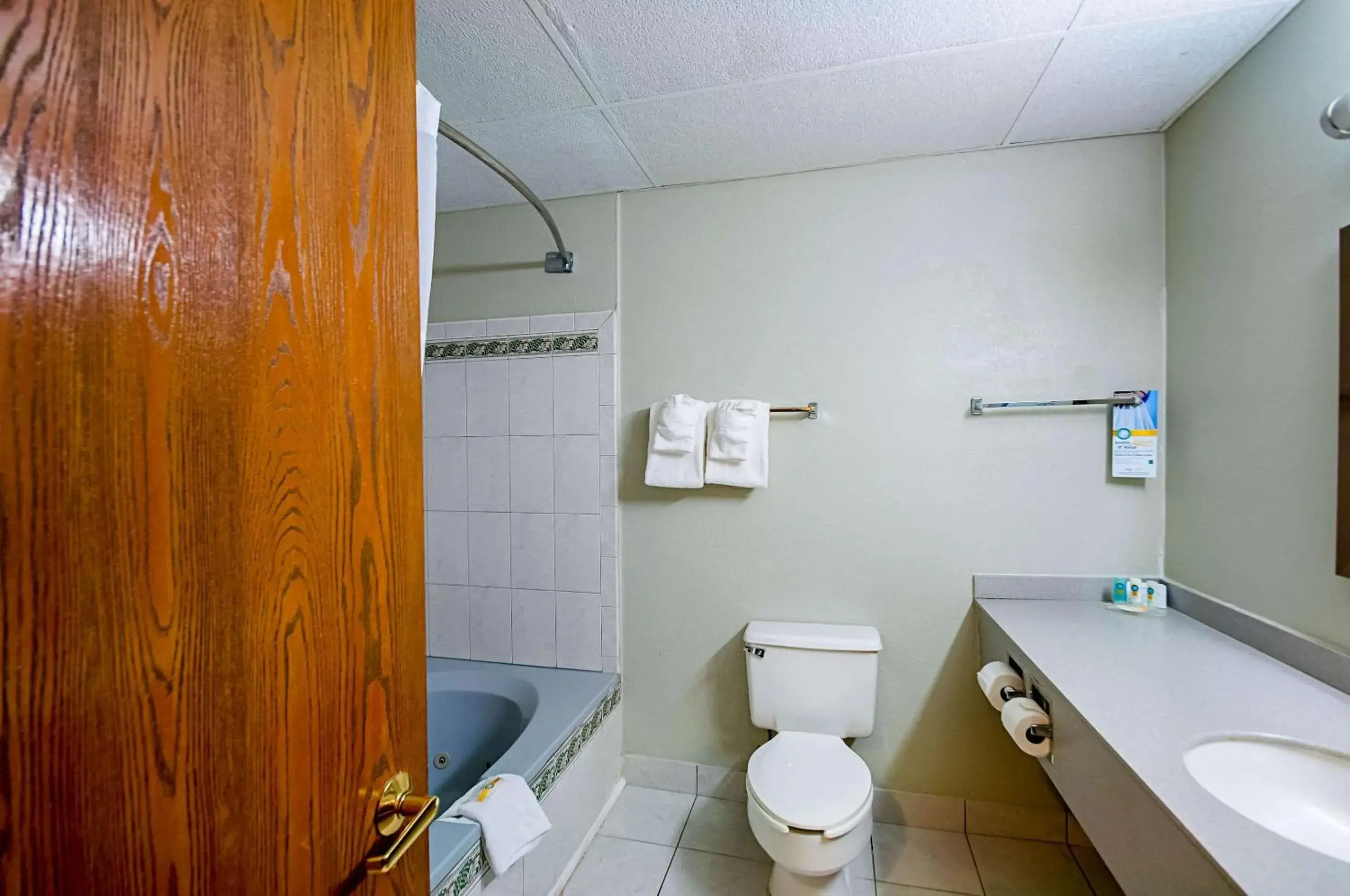 Bathroom in Quality Inn Salisbury