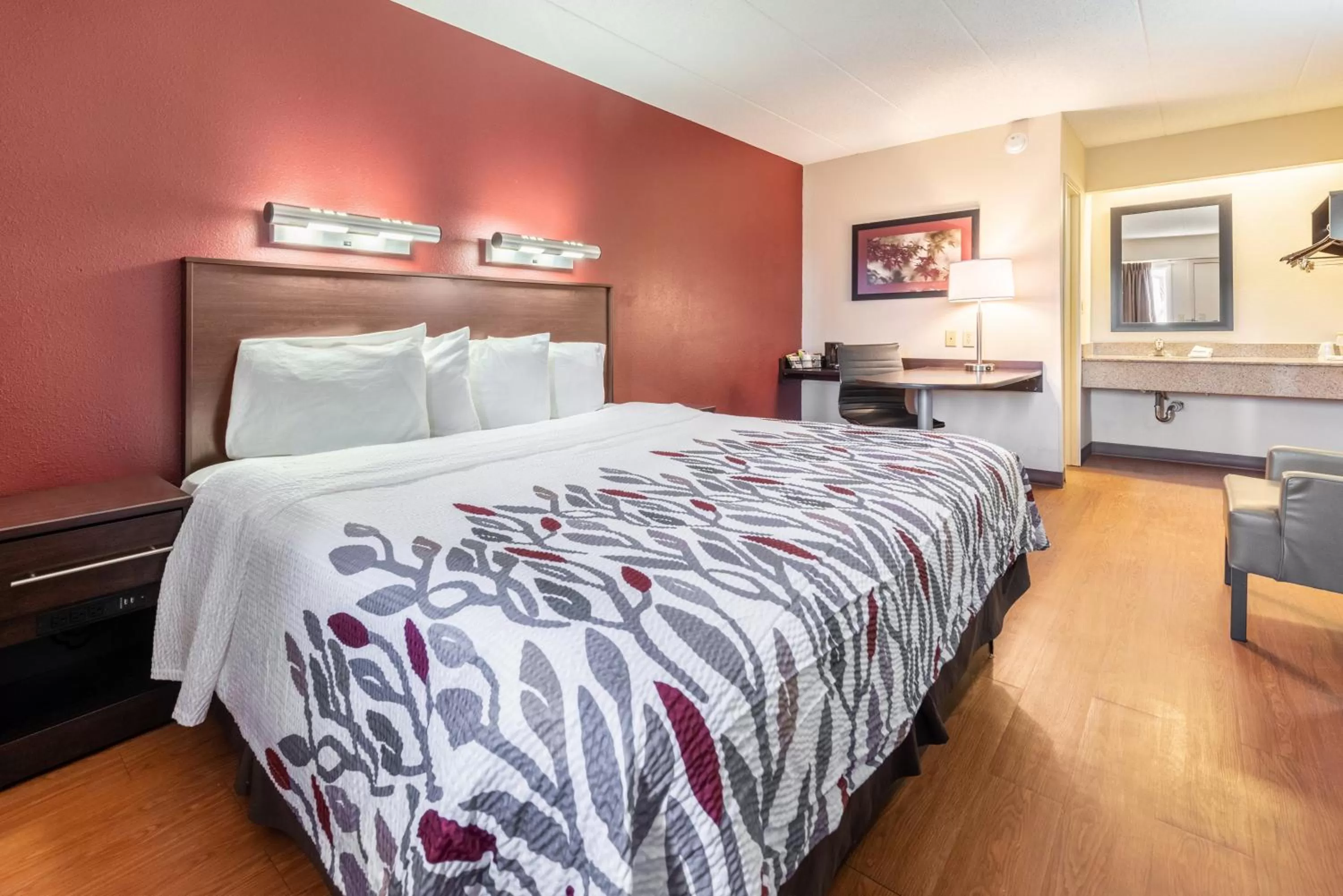 Photo of the whole room, Bed in Red Roof Inn Merrillville